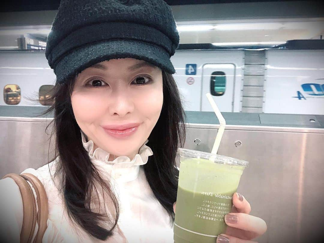 藤井美加子さんのインスタグラム写真 - (藤井美加子Instagram)「☆﻿ 舞台顔合わせで大阪へ🚄﻿ ﻿ 新幹線に乗る時は必ず品川駅中にある﻿ベジテリアでスムージー買って乗り込みます。﻿ 今朝は「アボガド ほうれん草 いちご」🥑🍓﻿ ビタミンと食物繊維がたっぷり✨😌✨﻿ ﻿ ﻿ #スムージー#ベジテリア#グリーンスムージー﻿ #美肌食マイスター#アンチエイジングアドバイザー#美肌エキスパート#女優#美容#予防医学#健康#美肌先生#美肌食#美肌生活#美活#美しく生きる#三木美加子」10月23日 12時18分 - mikako_miki