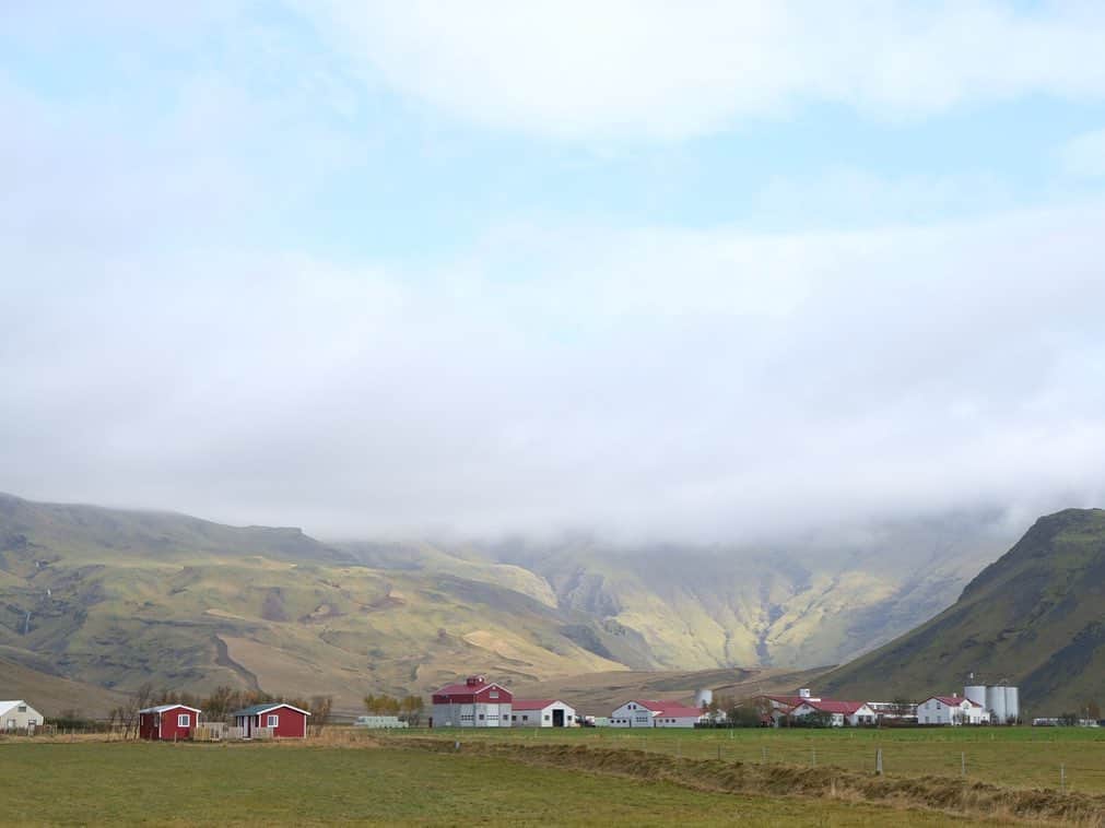 武智志穂さんのインスタグラム写真 - (武智志穂Instagram)「人生の楽しみ方はいくらでもある。﻿ 目の前のことだけが全てじゃない。﻿ 旅はわたしの視野を広げてくれて、色んなことに気づくきっかけを与えてくれます💫﻿ ﻿ 今回の地球を丸ごと感じたアイスランドの壮大な旅🌍💎🚙💨﻿ 見たことのない地球の表情が沢山で、新しい一面を目の当たりにする度に、この美しい星に生まれてこれたことへの感謝の気持ちがふつふつと湧いてきました。﻿ 地球を守り共存していくために、わたしにできることはなんだろう？﻿ 一人一人の心がけ次第で、その積み重ねで、きっと変えられる未来があるはず。﻿ 今一度自分の生活を見つめ直す良い機会にもなりました。﻿ ﻿ 時間が足りない&体調不良でやり残したことはまだまだ沢山…❗️﻿ 友人のみなさま〜🥺﻿ アイスランドに興味がある方は、是非誘ってください！お伴させてくださいな！﻿ 来月でも喜んでついていきますw﻿ ﻿ 普段の生活に少し疲れて、心をまっさらにしたいって方にもオススメの旅先でした🧳✈️﻿ 一生忘れられない特別な体験をありがとうアイスランド🇮🇸﻿ またすぐに💕﻿ ﻿ ﻿ #志穂sTrip #Iceland #icelandtravel #火と氷の国」10月23日 12時33分 - shiho_takechi