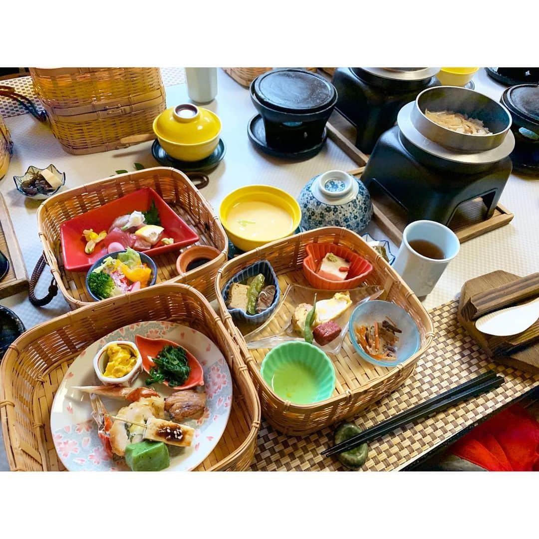 王林さんのインスタグラム写真 - (王林Instagram)「❤︎ 豊田で食べたお昼ご飯❤️❤️ これにお肉やら天ぷらやらもでてきちゃうんだから、もう幸せだった🤤 やっぱり日本食だし、やっぱりあったかいご飯は最高☺️☺️ . 手前の緑のお皿は食べわ終わりました🤦‍♀️🤤 . #日本食 #和食 #和食ランチ  #japanesefood  #japan  #豊田市ランチ  #豊田 #水源公園 #さくら亭」10月23日 12時28分 - ourin_ringoooo