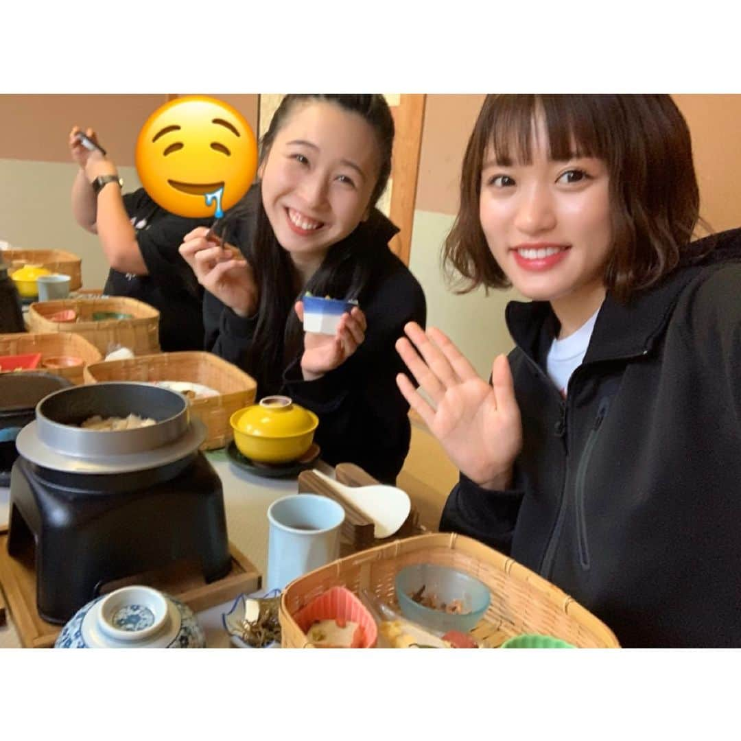 王林さんのインスタグラム写真 - (王林Instagram)「❤︎ 豊田で食べたお昼ご飯❤️❤️ これにお肉やら天ぷらやらもでてきちゃうんだから、もう幸せだった🤤 やっぱり日本食だし、やっぱりあったかいご飯は最高☺️☺️ . 手前の緑のお皿は食べわ終わりました🤦‍♀️🤤 . #日本食 #和食 #和食ランチ  #japanesefood  #japan  #豊田市ランチ  #豊田 #水源公園 #さくら亭」10月23日 12時28分 - ourin_ringoooo