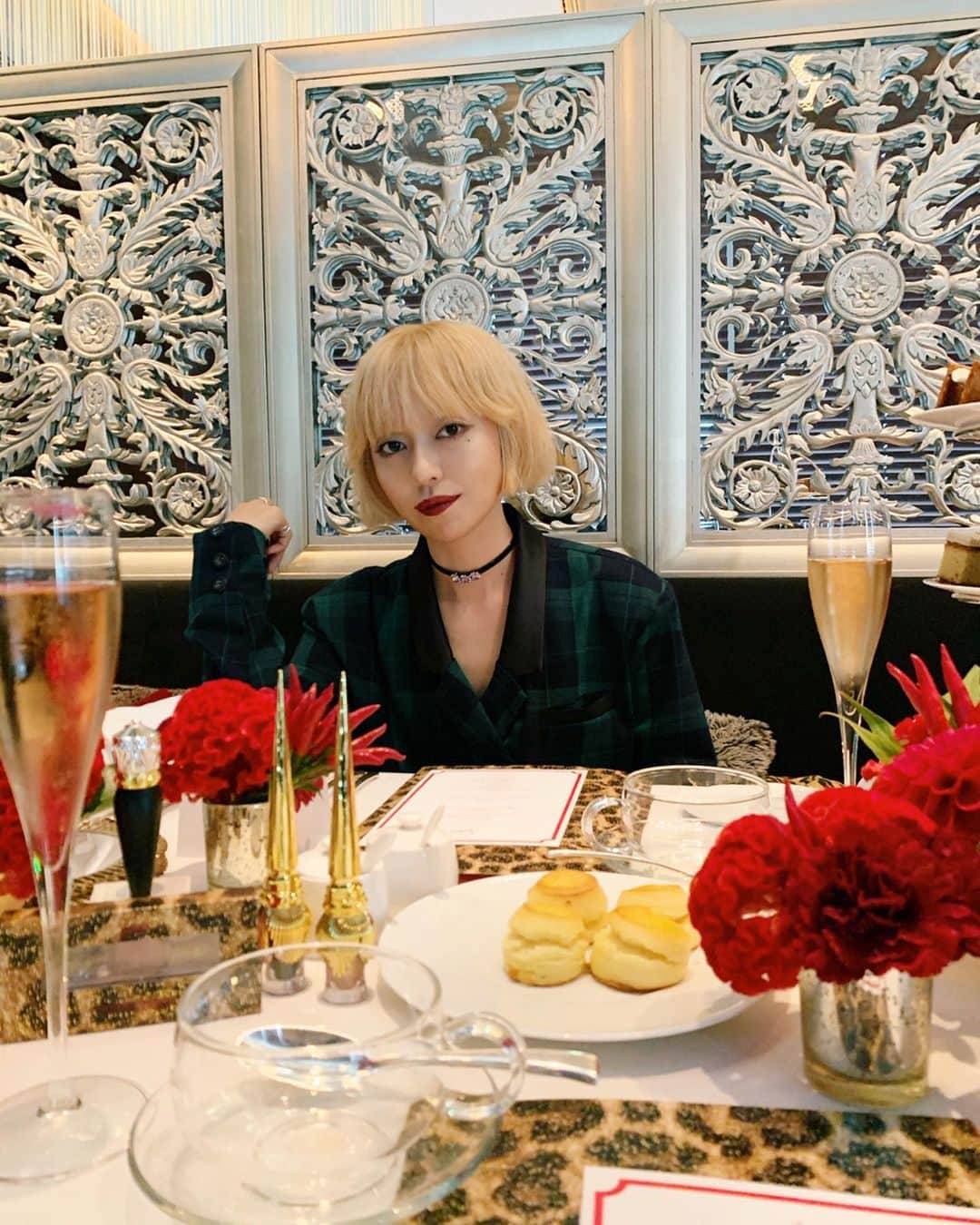 PELIのインスタグラム：「【VOGUE blog updated】 "メイクアップ＝美しい儀式"  先日、マンダリンオリエンタルホテルにて開催されたルブタンビューティのアフタヌーンティーに行って参りました。💄🐆🐆🐆💄@louboutinbeauty @louboutinworld  #Louboutinbeauty #LoubiLeopard #TokyoMandarinOrientalHotel #vogueblog #voguejapan #VOGUE URLはストーリーズから☝️💫」