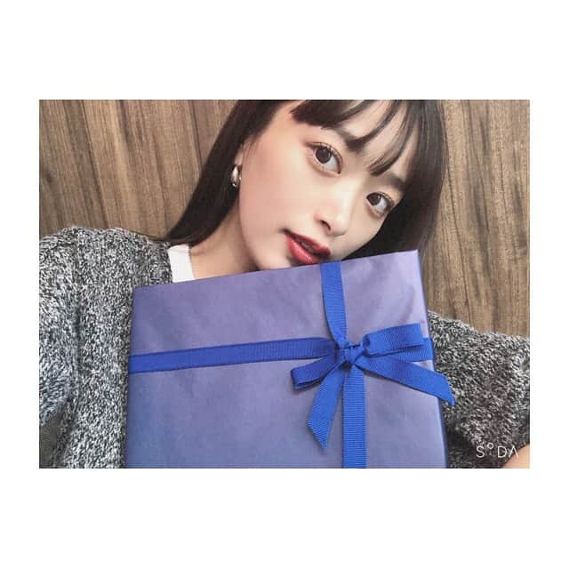 近藤千尋のインスタグラム：「今回のプレゼントは… 新婚ホヤホヤくみっきー宛てに💐 喜んでくれますように😍 宅急便もスマホで📱登録して コンビニから送りました💖 手書きの📝時間が短縮されて、 オンライン決済までできるなんて母ちゃん助かります🥺🎁 送る相手の住所がわからなくてもLINEで繋がっていたら、 住所入力リクエストができちゃうのです👏 早くて簡単でお得なので皆さんも是非💕  #宅急便はスマホで送れる #宅急便  #クロネコヤマト  #pr  @yamato_transport」