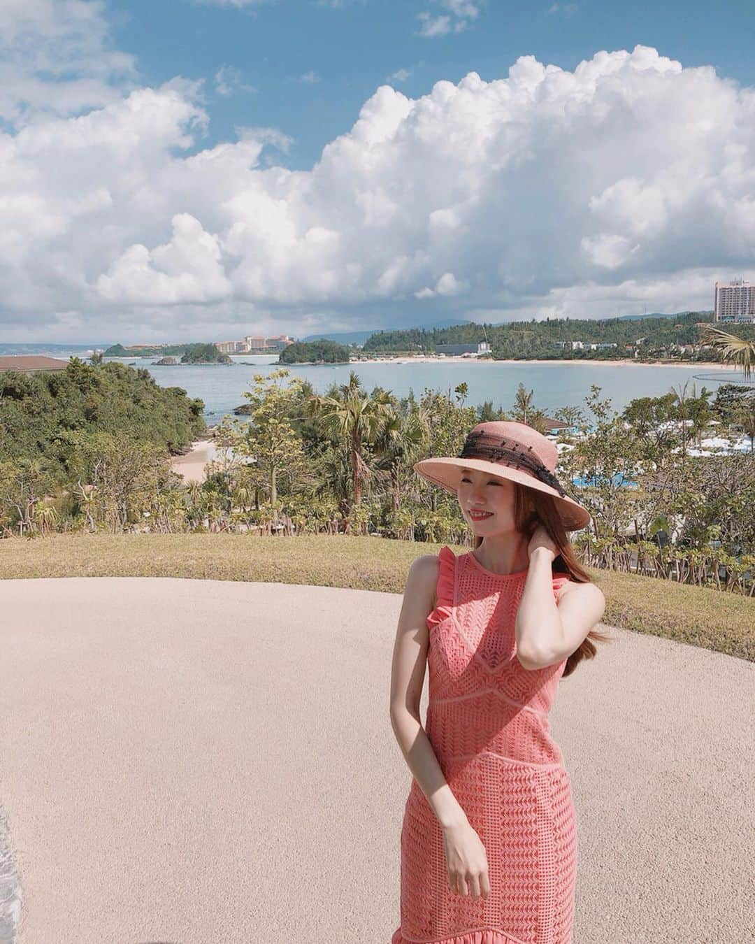 寿春花果さんのインスタグラム写真 - (寿春花果Instagram)「ピンクバカンス👒  どこの景色も素敵。  お帽子 @misaharadalondon  ワンピース @threefloor . . #スリーフロア#threefloor#ハレクラニ沖縄#沖縄#バカンス#ピンク#misaharadalondon」10月23日 12時42分 - hanaka_yu