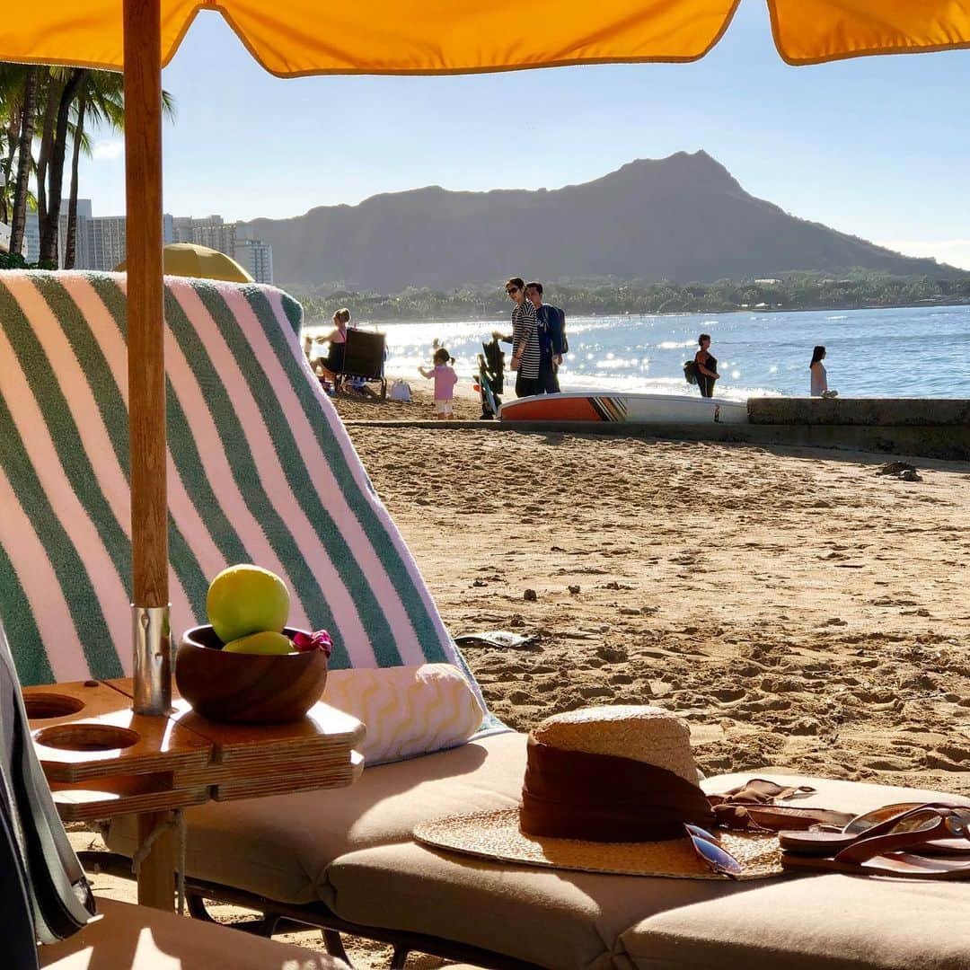 Trump Waikikiさんのインスタグラム写真 - (Trump WaikikiInstagram)「Our guests enjoy the stroll along Waikiki Beach.  It's less than a two-minute walk away from our hotel. #trumpwaikiki #neversettle #trumpwaikiki10 #celebrating10yearsoftrumpwaikiki #luxurytravel #familytravel #multigenerationaltravel  #romancetravel #lethawaiihappen #visitoahu #waikikibeach  トランプ・ワイキキは、世界的に有名なワイキキビーチまで徒歩約２分です。  #トランプワイキキ #５つ星ホテル #ラグジュアリーホテル #家族旅行 #ハネムーン #一流のおもて」10月23日 12時39分 - trumpwaikiki
