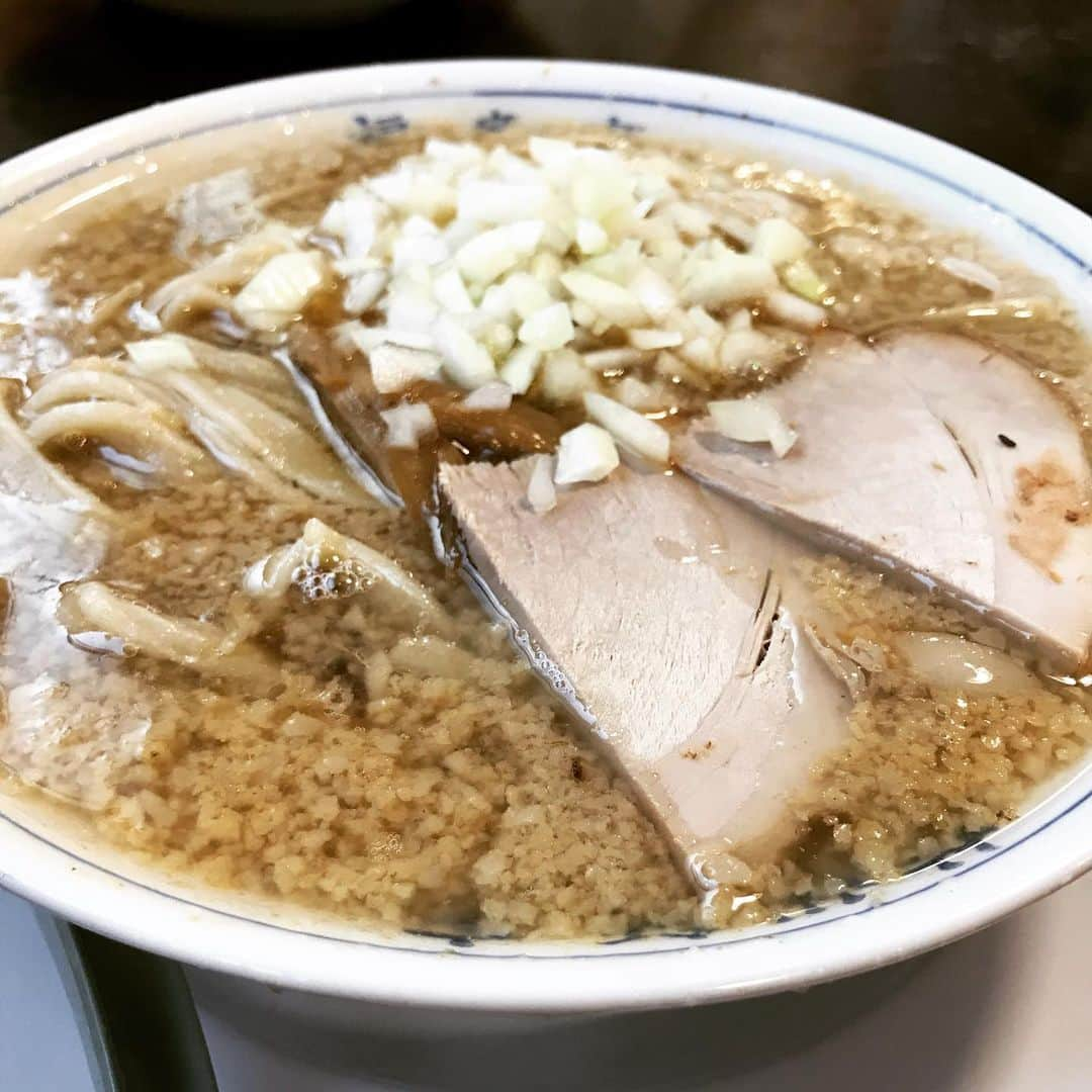 桜井誠さんのインスタグラム写真 - (桜井誠Instagram)「今日の麺活 杭州飯店　燕三条 中華そば　玉ねぎ多め 言わずと知れた背脂醤油ラーメンの老舗。 表面を覆う背脂の旨み、甘みと、少し酸味のある豚骨ベースのスープが相性抜群。 節系の出汁は抑えめで、醤油タレも香り高く、甘辛酸のバランスが良い。 麺はプリもち食感の独特な太麺。見た目はうどんの様だが、しっかりとした芯のある中華麺だ。 サイドメニューの餃子も人気だぞって事でオーダーすれば、これがまた美味。大振りながらキャベツがギッシリ詰まった優しい味で、これだけでお腹いっぱい食べたい程。 ここでしか味わえない唯一無二の味、楽しませて頂きました。 さて、FIVES一行は一路富山へ。 #麺活　#ラーメン　#ramen #背油醤油　#燕三条　#ちょいちょいSUSURUの言い回し出てくる」10月23日 12時40分 - m_sakurai_da