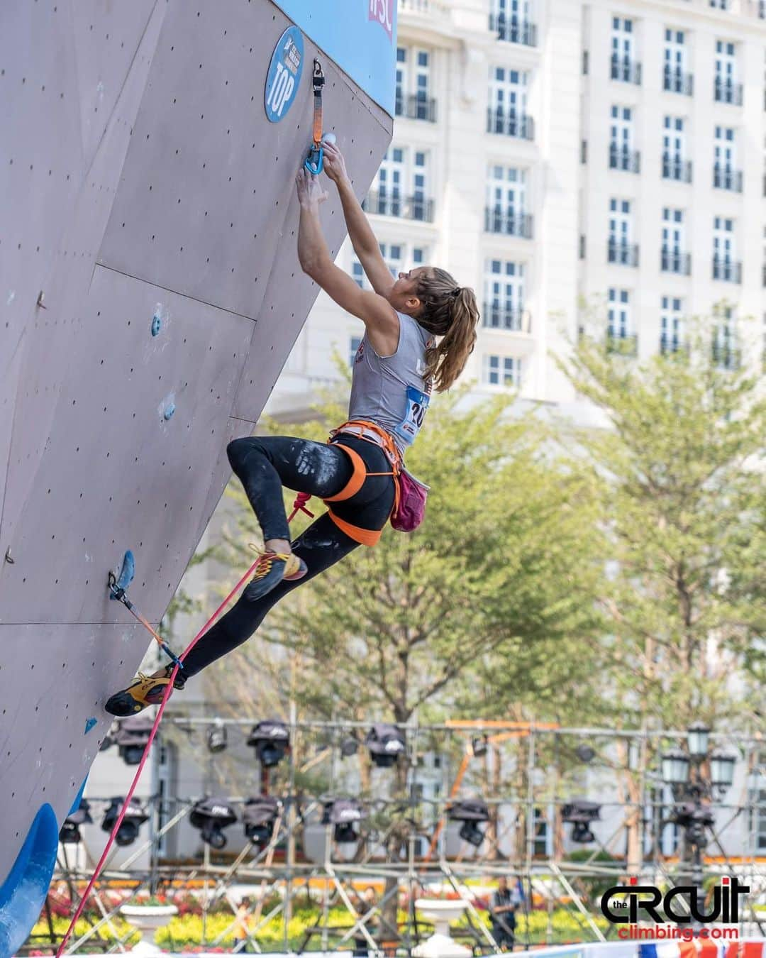 マーゴ・ヘイズさんのインスタグラム写真 - (マーゴ・ヘイズInstagram)「🐾🐱 Pouncing for holds in Xiamen, China last weekend at the World Cup. I didn’t quite catch that one! Feeling grateful for the enjoyable moments on the wall, the laughs with my team and friends, and the discoveries on back-street adventures.  @thenorthface @petzl_official @lasportivana @stancesocks @frictionlabs @usaclimbing  Thank you for the pic @thecircuitclimbing」10月23日 12時59分 - margojain