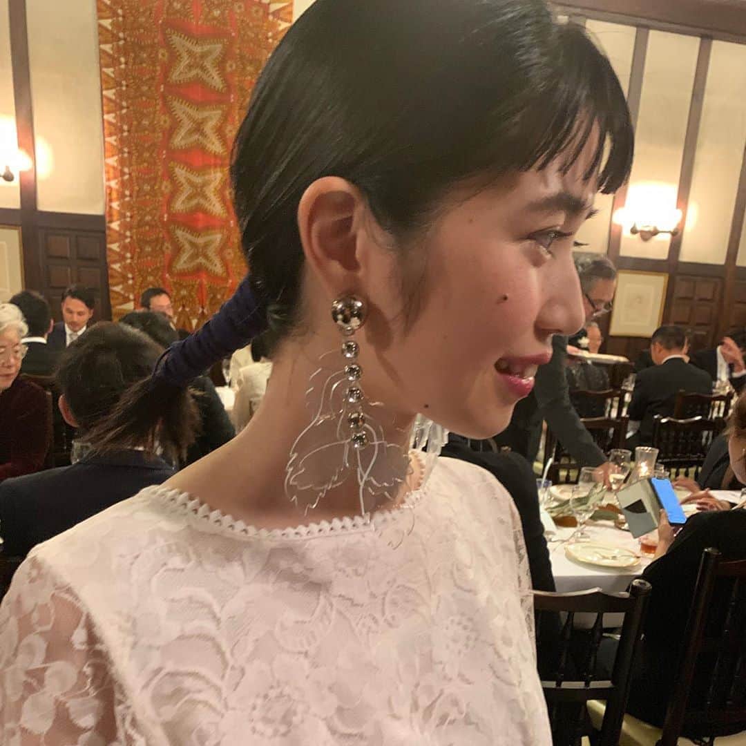 小松美緒のインスタグラム：「@yuri.h__  weddingのお色直しhair  前髪を思い切り、パッツン✂️ 切りました♡  #wedding #花嫁ヘア」