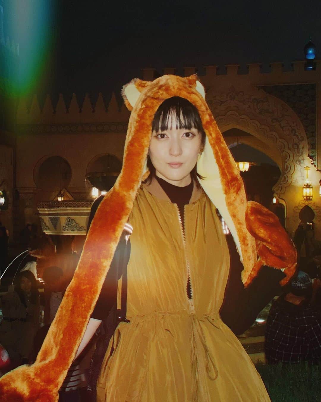 のインスタグラム：「ワンピースがあったかくてコートはリュックにしまったまま🦊 #frenchpave #cawaii #tds  #ニックのマフラー」