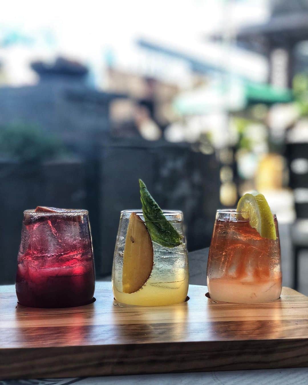 Antonietteのインスタグラム：「It may be pumpkin spice szn 🍁 but today felt like summer! ☀️ Decided to wine 🍷 down with a sangria flight 💃🏻 for happy hour...the best hour! 🕔」
