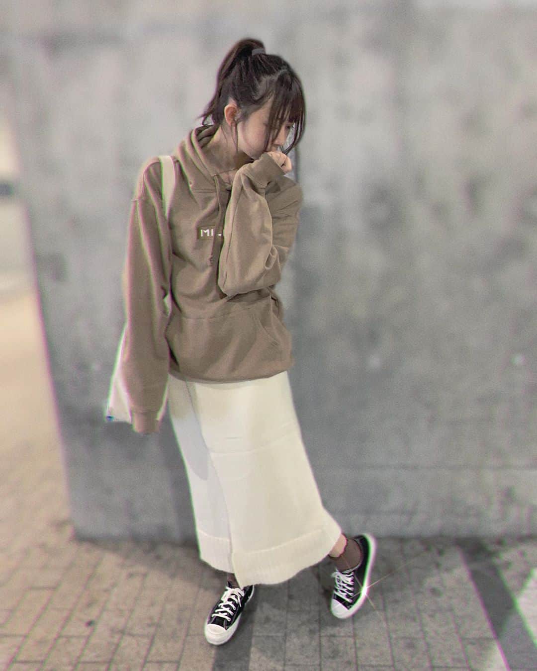松田美里さんのインスタグラム写真 - (松田美里Instagram)「ママの靴を借りて ママに撮ってもらった写真🥁 日頃からよく借りてます( ・ ̫・ 人 )  長距離の移動がある日は これくらい楽ちんなのがいいよね～ 移動なくても楽ちんなのですが～」10月23日 13時16分 - miri_matsuda