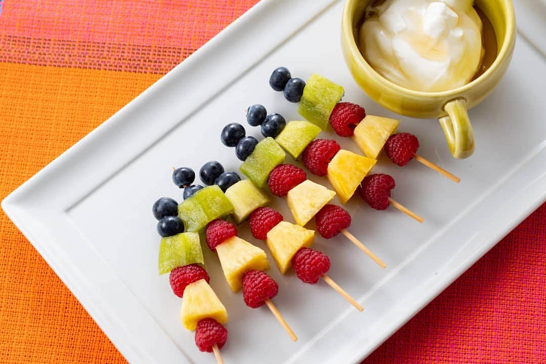 のインスタグラム：「フルーツケバブ🍍🥝 . .彩り豊かでパーティーにもぴったりの一品✨ . 🌼材料(1人分) パイナップル1/8個🍍 ラズベリー12個 ブルーベリー12個 キウイ1/4個🥝 . ・ヨーグルトディップ ギリシャヨーグルト100ｇ はちみつ大さじ１🍯 . . 🌼作り方 . 1.パイナップルは1.5㎝角程度の角切りにする、キウイフルーツも同じ大きさに切る。 . 2.串にラズベリー、パイナップル、ラズベリー、キウイまたはブルーベリー２個の順番で刺す。 . 3.器に２を盛りつけ、ギリシャヨーグルトにはちみつをかけたディップを添える。 . . #ドール #パイン #パイナップル #ラズベリー #ブルーベリー #キウイ #フルーツ #パーティ #パーティレシピ #フルーツケバブ #dole #fruits #partyrecipe #kiwi #raspberry #pineapple #blueberry」