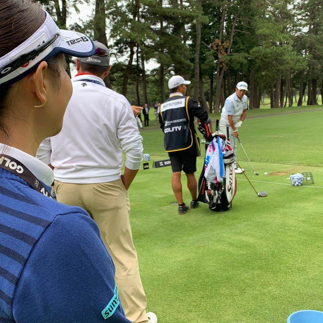 宮里藍さんのインスタグラム写真 - (宮里藍Instagram)「先日のスキンズマッチの写真を頂いたのでアップしますー！☺️✨本当に今振り返ってみても、楽しかったなーと。彼らのプレーに終始魅力されながらのリポーターは凄く難しかったですが。。 @yusaku2020 さんにもお会いして、この大会を日本でやってくださった事、プロゴルファーの1人として、直接感謝をお伝え出来ました！日本のゴルフ界、ゴルフファンの皆さんにとって本当に素晴らしい機会だと思います。明日からいよいよ始まりますね！！私もドキドキです！！😆✨ #zozochampionship2019 #pgatour #スキンズマッチ #ラウンドリポーター I got pictures from the skins match!! It was absolutely fun day for golf fans, not only in Japan all over the world! Thank you so much for having me!!:) Now the tournament start tomorrow and I’m so excited!! #pgatour #firsttimeinjapan #beyondexcited」10月23日 13時18分 - ai_miyazato