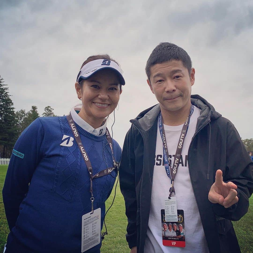 宮里藍さんのインスタグラム写真 - (宮里藍Instagram)「先日のスキンズマッチの写真を頂いたのでアップしますー！☺️✨本当に今振り返ってみても、楽しかったなーと。彼らのプレーに終始魅力されながらのリポーターは凄く難しかったですが。。 @yusaku2020 さんにもお会いして、この大会を日本でやってくださった事、プロゴルファーの1人として、直接感謝をお伝え出来ました！日本のゴルフ界、ゴルフファンの皆さんにとって本当に素晴らしい機会だと思います。明日からいよいよ始まりますね！！私もドキドキです！！😆✨ #zozochampionship2019 #pgatour #スキンズマッチ #ラウンドリポーター I got pictures from the skins match!! It was absolutely fun day for golf fans, not only in Japan all over the world! Thank you so much for having me!!:) Now the tournament start tomorrow and I’m so excited!! #pgatour #firsttimeinjapan #beyondexcited」10月23日 13時18分 - ai_miyazato