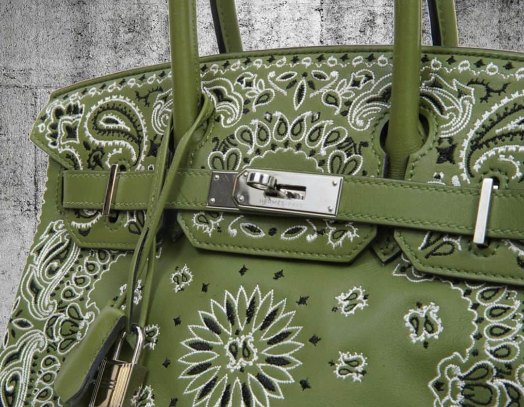 ジェイアーさんのインスタグラム写真 - (ジェイアーInstagram)「The Vintage Iconic Hermes Bag X Jay Ahr Embroidery Collection « Bandana » - Act 3 1/1 Vintage Hermès Green Birkin, size 30 Provenance: Tokyo, Japan - Year: 2010  #hermes #jayahr #jonathanriss #kelly #birkin #constance #hermes #bag #embroidery #sustainable #Art #iconsxjayahr #everyhumanisanartist #oneofakind #unique #lanecrawford #joyce #beyondesire」10月23日 13時23分 - _jay_ahr_