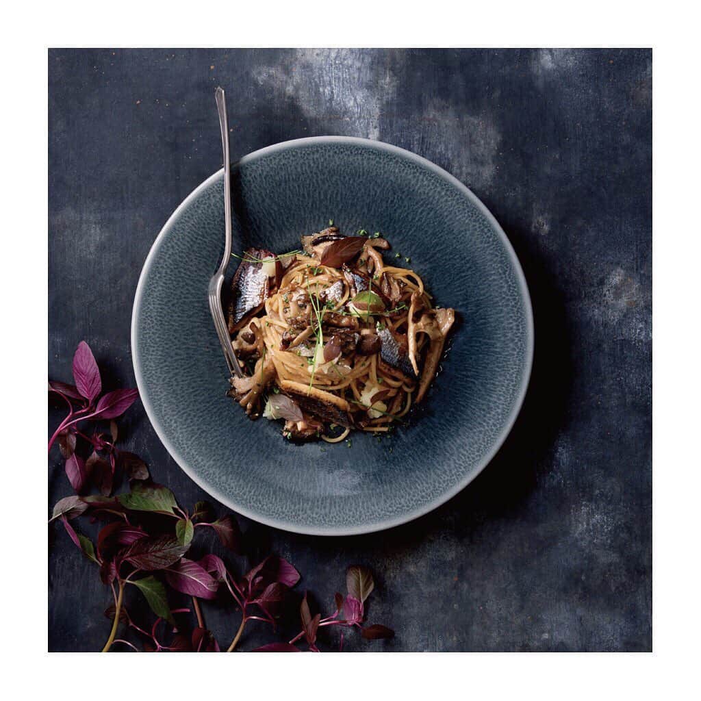 のインスタグラム：「ELLE café AOYAMAでは「 Chef ’s Vegetable Fair 」を開催中です。 ﻿ 【シェフオススメの一皿】ㅤㅤㅤㅤㅤㅤㅤㅤㅤㅤㅤㅤㅤ ㅤㅤㅤㅤㅤㅤㅤㅤㅤㅤㅤㅤㅤ 旬のキノコと秋刀魚のパスタ　ぶしゅかん風味」ㅤㅤㅤㅤㅤ ㅤㅤㅤㅤㅤㅤㅤㅤㅤㅤㅤㅤㅤ  秋の景色が凝縮された香り高い一皿です。  味わい際立つキノコと秋刀魚のうまみと共に ぶしゅかんの香りが口の中に広がります。  グルテンフリーでの提供も可能です！ スタッフまでお申し付け下さい。 皆様のご来店、お待ちしております。」
