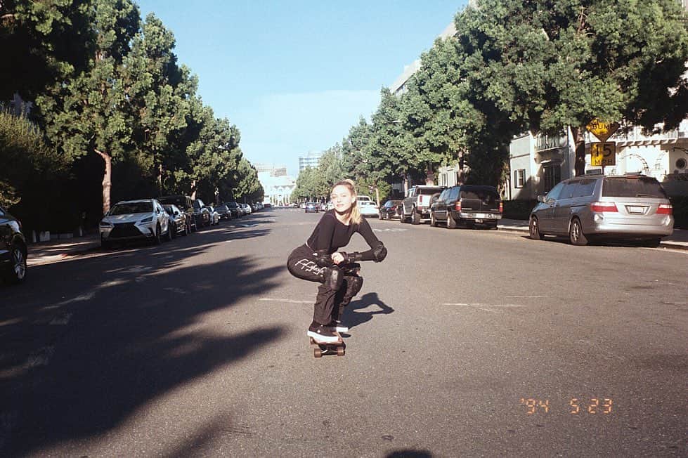 ニコラ・ペルツのインスタグラム：「i tried to do what willy did but only made it half way 🤷🏼‍♀️」