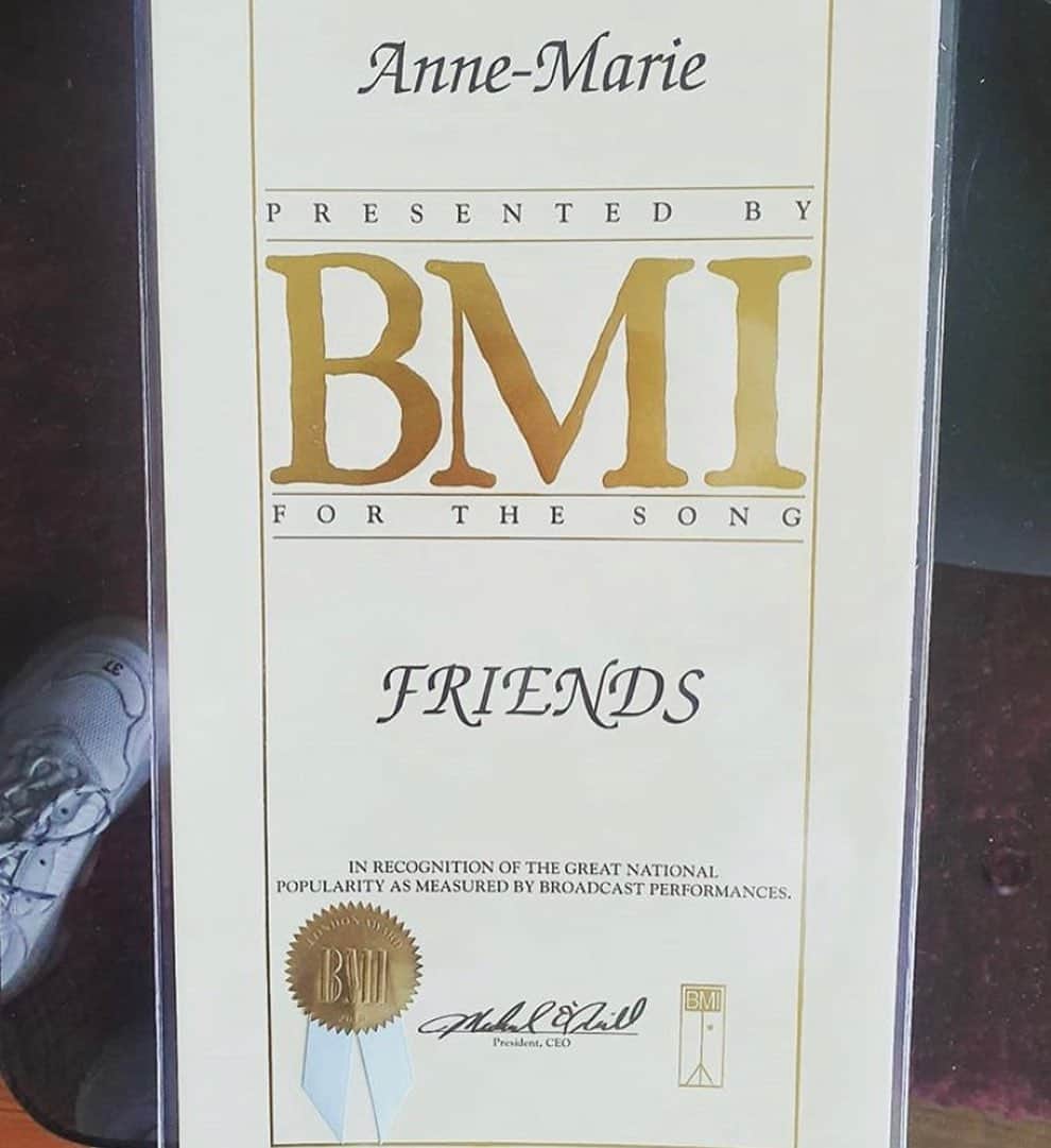 ワーナーミュージック・ジャパン洋楽さんのインスタグラム写真 - (ワーナーミュージック・ジャパン洋楽Instagram)「【Anne-Marie】 全てのジャンルの作詞家のために開かれるBMIアワードでアン・マリーとDJマシュマロのコラボ曲「フレンズ」が @bmi アワードを受賞しました🌟 ✨ 「 @nattdunn と @marshmellomusic と私だけで書いた初めての曲なの！みんなの気持ちが合う時は合うのよね、この二人は本当に最高。大好き！この曲はまだイケてるよ！キャプションで#friendsの綴りを間違えそうになったけどね笑」とコメントしました❣️ ✨ アン・マリーの衣装もとてもカッコよくて、素敵です！ なんでも着こなせちゃいますね😍 #AnneMarie」10月23日 13時29分 - warnermusicjp_intl