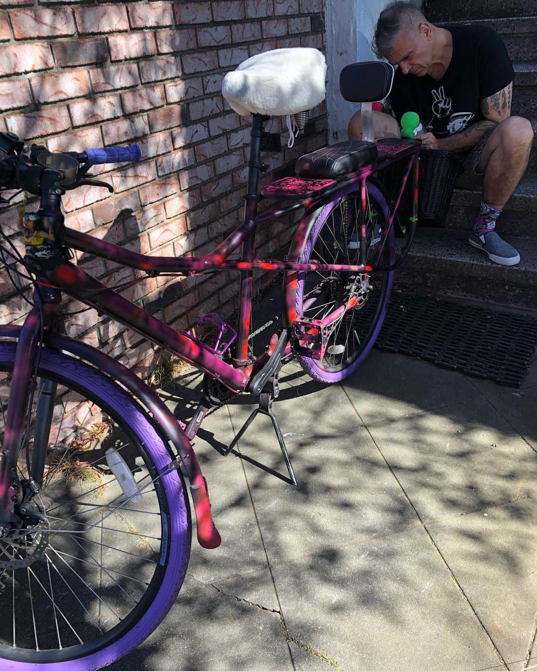 野沢直子さんのインスタグラム写真 - (野沢直子Instagram)「ボブの変な自転車🚴‍♀️ 写真二枚めの後部座席にステンシルはいいとして、3枚めの目がひかるミラーボールスカルを後部座席のライトとして付けるていうのはどうなんだろう。 そして、壁にもステンシルでスカル☠️💀 #新宿タイガー目指してるんだろうか#サンフランシスコタイガー」10月23日 13時42分 - naoko.nozawa