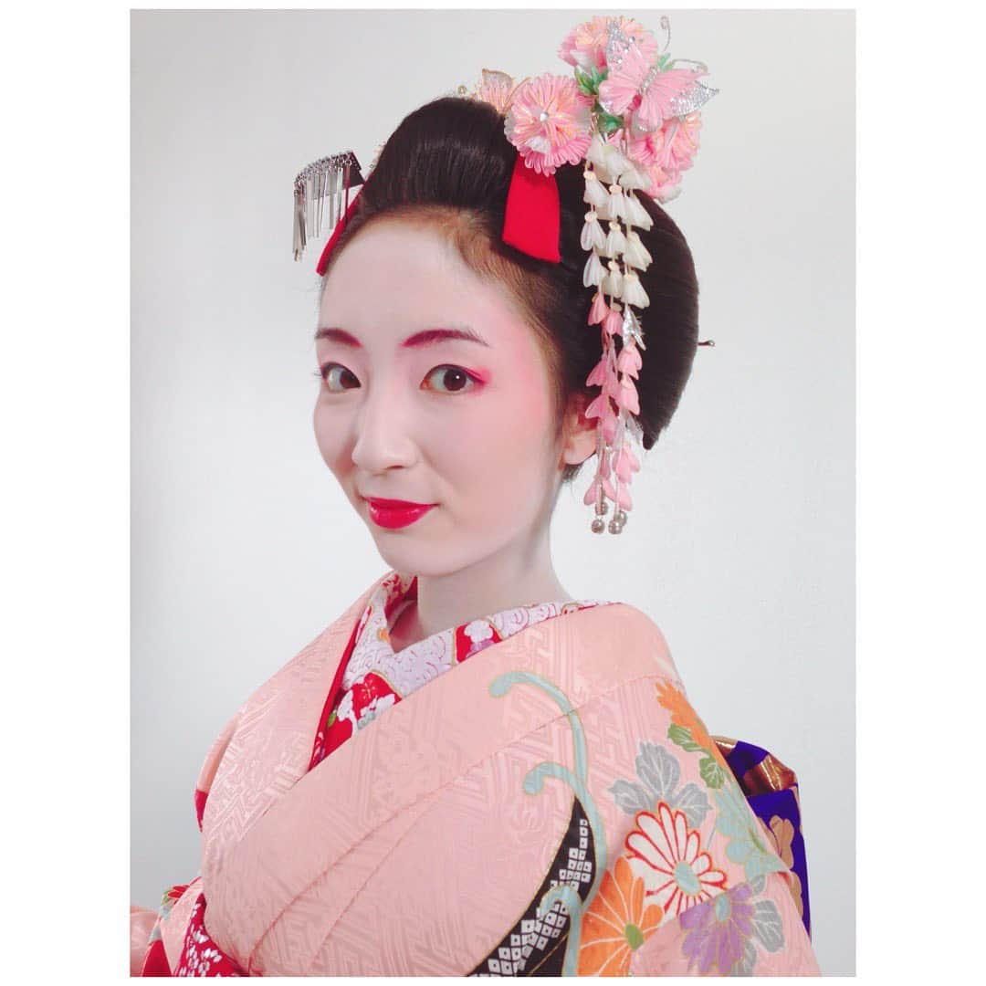 辻祐香さんのインスタグラム写真 - (辻祐香Instagram)「懐かしい写真出てきた。  #8年くらい前 #舞妓さん #CMの撮影で着させてもらったのである #昔から和装が多い人 #舞妓 #着付け師 #3人がかり #だったような #和装 #着物 #文化 #伝統 #maiko #kimono #japaneseculture #japanesetradition」10月23日 13時35分 - kanon_tsuji0819