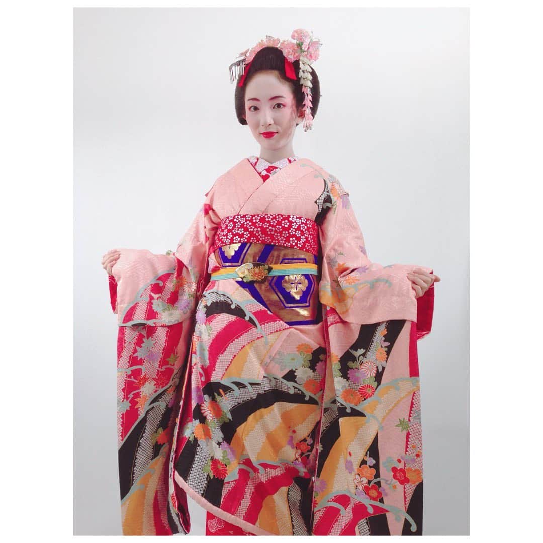 のインスタグラム：「懐かしい写真出てきた。  #8年くらい前 #舞妓さん #CMの撮影で着させてもらったのである #昔から和装が多い人 #舞妓 #着付け師 #3人がかり #だったような #和装 #着物 #文化 #伝統 #maiko #kimono #japaneseculture #japanesetradition」