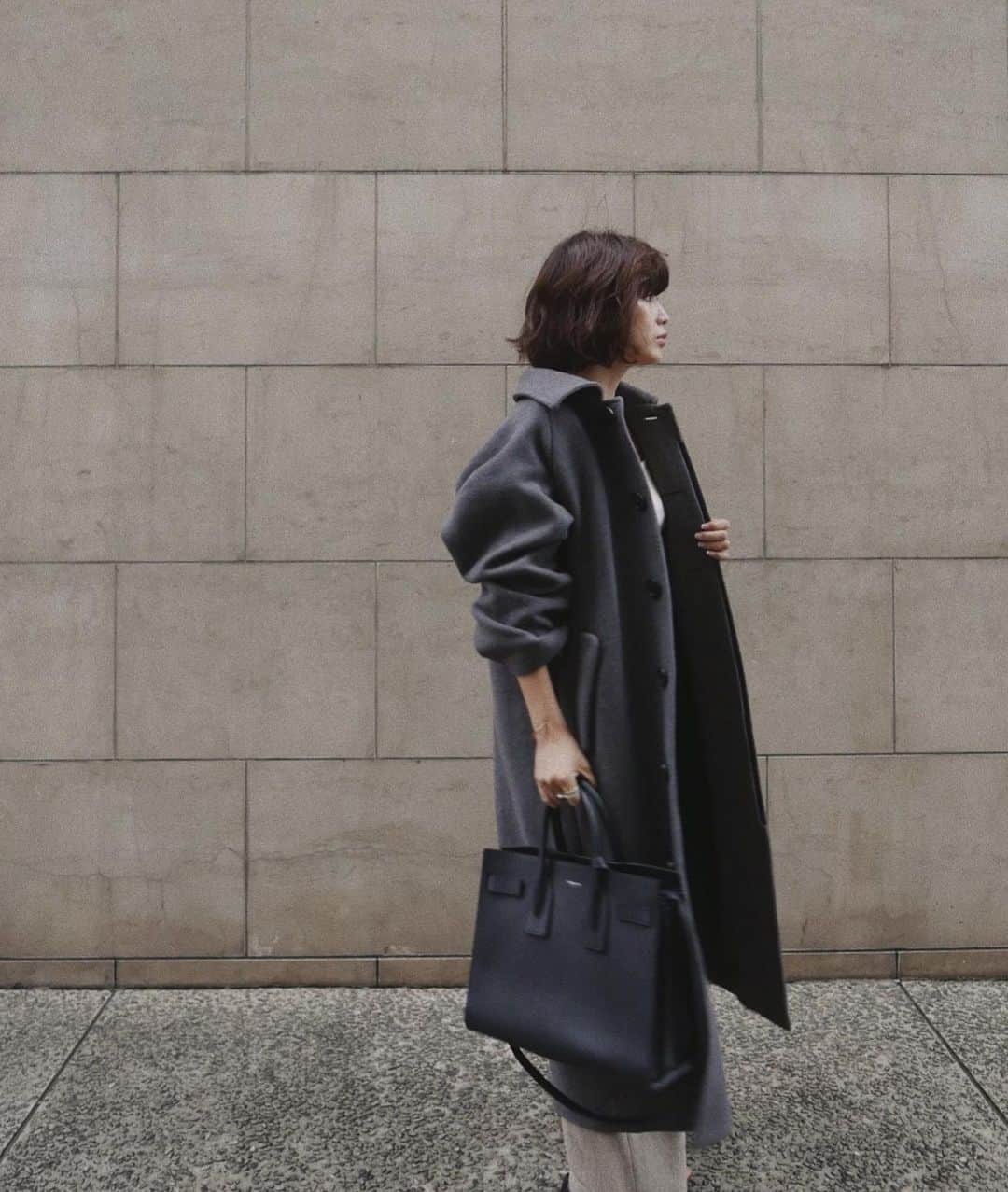 JUNNAのインスタグラム：「@etretokyo 10月24日19時発売 #ステンカラーコクーンコート  先ずは見た目に反した軽さに...😳💗 程よいボリューム感のコクーンシルエットは 時間の無い朝、サッとはおるだけで品よくまとまる💪 "なんだかまとまらない"を パッと解決してくれる優れアウター。  outer/#ステンカラーコクーンコート 10月24日19時発売 tops/#スクエアネックランダムリブカットソー 完売/終了 bottom/ #エトレレイヤードパンツ　10月24日19時発売 shoes/ #エコレザーステッチスクエアパンプス　発売中 bag/ #yslbag  #etretokyo #junna👠 #2019ETREaw #156cm」