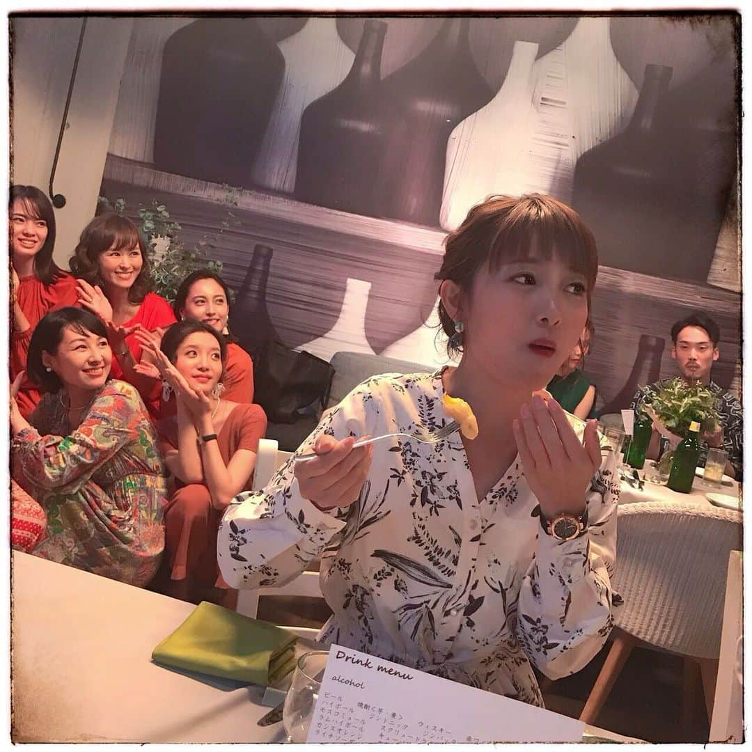 川崎優さんのインスタグラム写真 - (川崎優Instagram)「. . 司会しながらコソコソつまみ食いしてたら 美女たちを背景にステキな構図に🤤 #なんということでしょう #劇的ビフォーアフター調 #美女の贅沢使い  #全然コソコソしてない #できるだけ正々堂々と食べた #さやちゃんカメラ」10月23日 13時53分 - yuu__noir