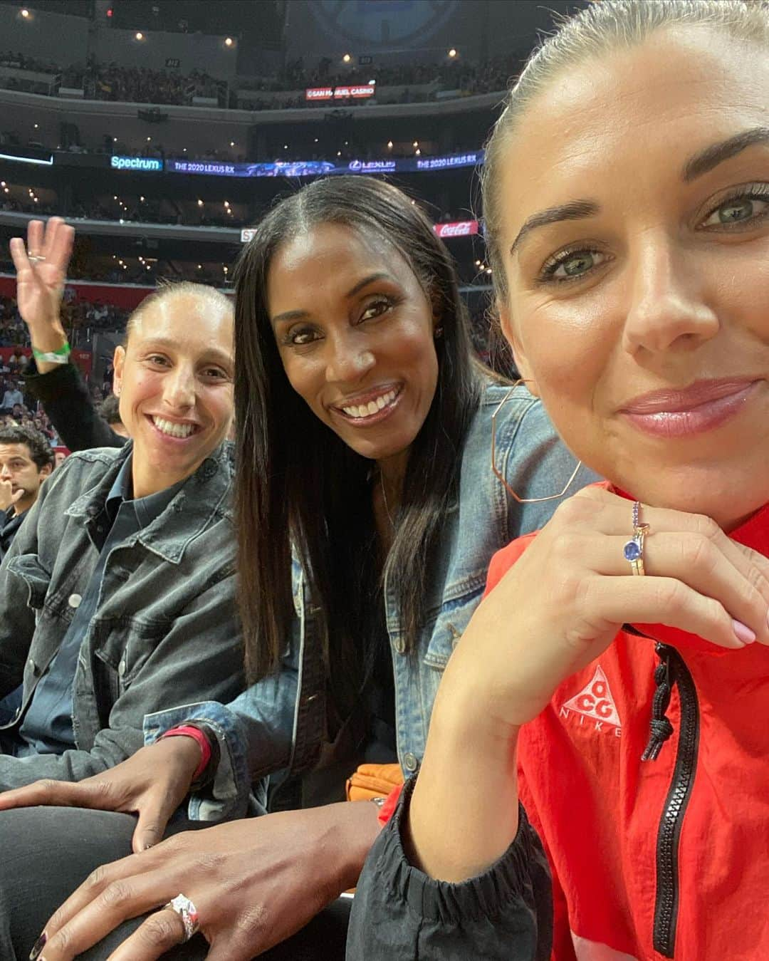 アレックス・モーガンさんのインスタグラム写真 - (アレックス・モーガンInstagram)「Lakers v Clippers courtside seats with my squad. How much better can it get. Thanks @nike @nikelosangeles #sportchangeseverything」10月23日 13時55分 - alexmorgan13