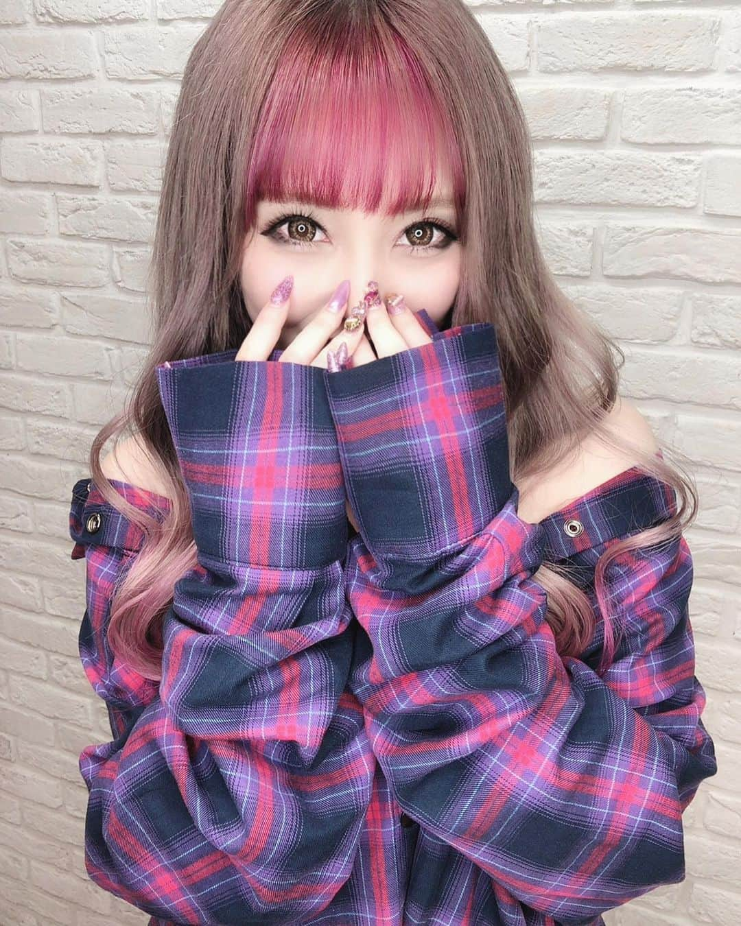 あさにゃん（川北愛紗奈）さんのインスタグラム写真 - (あさにゃん（川北愛紗奈）Instagram)「初めて前髪いじりましたwww﻿ ﻿ インナーカラー！！夏っぽピンクじゃなく﻿ 秋冬感あるラベンダーチックなピンク💜💗﻿ ﻿ イメチェン悩んでてここに辿り着いたけど﻿ めちゃくちゃ気に入ってしまった🙊💋💋﻿ ﻿ 色味が最高に可愛いし前髪のピンクと﻿ 混ざったベージュ感も絶妙すぎて😣💞﻿ ﻿ どうでしょうか🤔﻿ ﻿ あ！この写真普段よりメイク濃いです﻿ いつものつけま見当たらずで...(´^ω^`;)﻿ __  このシャツは @junkymood ね❤️❤️ ﻿ ﻿ アンク表参道店 @ankhcross_omotesando ﻿ @kei0926 さんにおまかせ🙇‍♀️💗 ﻿ 《アンククロスグループ初回の方の﻿ InstagramDMからANDY指名予約に限り﻿ 全メニュー20%オフでご案内出来ます📣》﻿ ﻿ 新発売のロアエクステジョーカーが﻿ 初めての方はどなたでも1枚440円が無制限‼︎﻿ (定価は1本630円なのでとってもお得✌️)﻿ ﻿  #hair #haircolor #hairstyle  #派手髪 #ベージュ #ベージュカラー #グラデーションカラー #ピンクグラデーション #透明感カラー ﻿#pinkhair #前髪アレンジ  #前髪 #前髪カット #インナーカラー  #뷰티스타그램 #머리스타그램」10月23日 14時09分 - asanyan0326