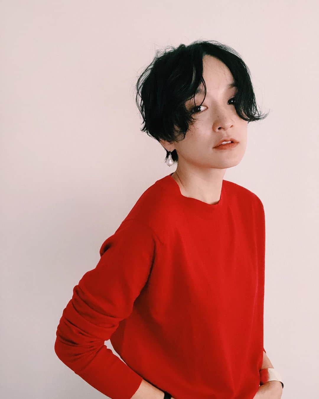 高山都さんのインスタグラム写真 - (高山都Instagram)「朝イチで手に取ったのは、真っ赤なニット。 @johnsmedleyknitwear.jp のもので、上質なウールが、本当に着心地良くて、肌触り最高。 大好きな大草直子さん　@naokookusa も色違いを着てらっしゃるのは、しっかりインスタでチェック済。 こういう、ずーっと使える定番のものも、最近少しずつ集められるようになった。 名品には理由があるだなーと実感。大人の洋服の楽しみ方。 濡れたまま、バタバタ撮影準備してたら、髪が思いの外クルクルになったけど、なんだかニットと相性よし。」10月23日 14時08分 - miyare38