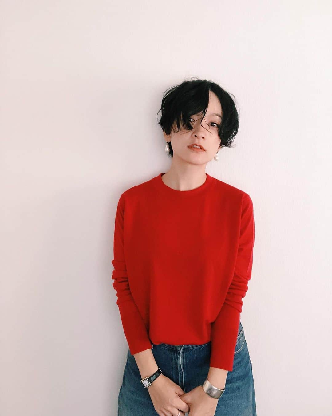 高山都さんのインスタグラム写真 - (高山都Instagram)「朝イチで手に取ったのは、真っ赤なニット。 @johnsmedleyknitwear.jp のもので、上質なウールが、本当に着心地良くて、肌触り最高。 大好きな大草直子さん　@naokookusa も色違いを着てらっしゃるのは、しっかりインスタでチェック済。 こういう、ずーっと使える定番のものも、最近少しずつ集められるようになった。 名品には理由があるだなーと実感。大人の洋服の楽しみ方。 濡れたまま、バタバタ撮影準備してたら、髪が思いの外クルクルになったけど、なんだかニットと相性よし。」10月23日 14時08分 - miyare38