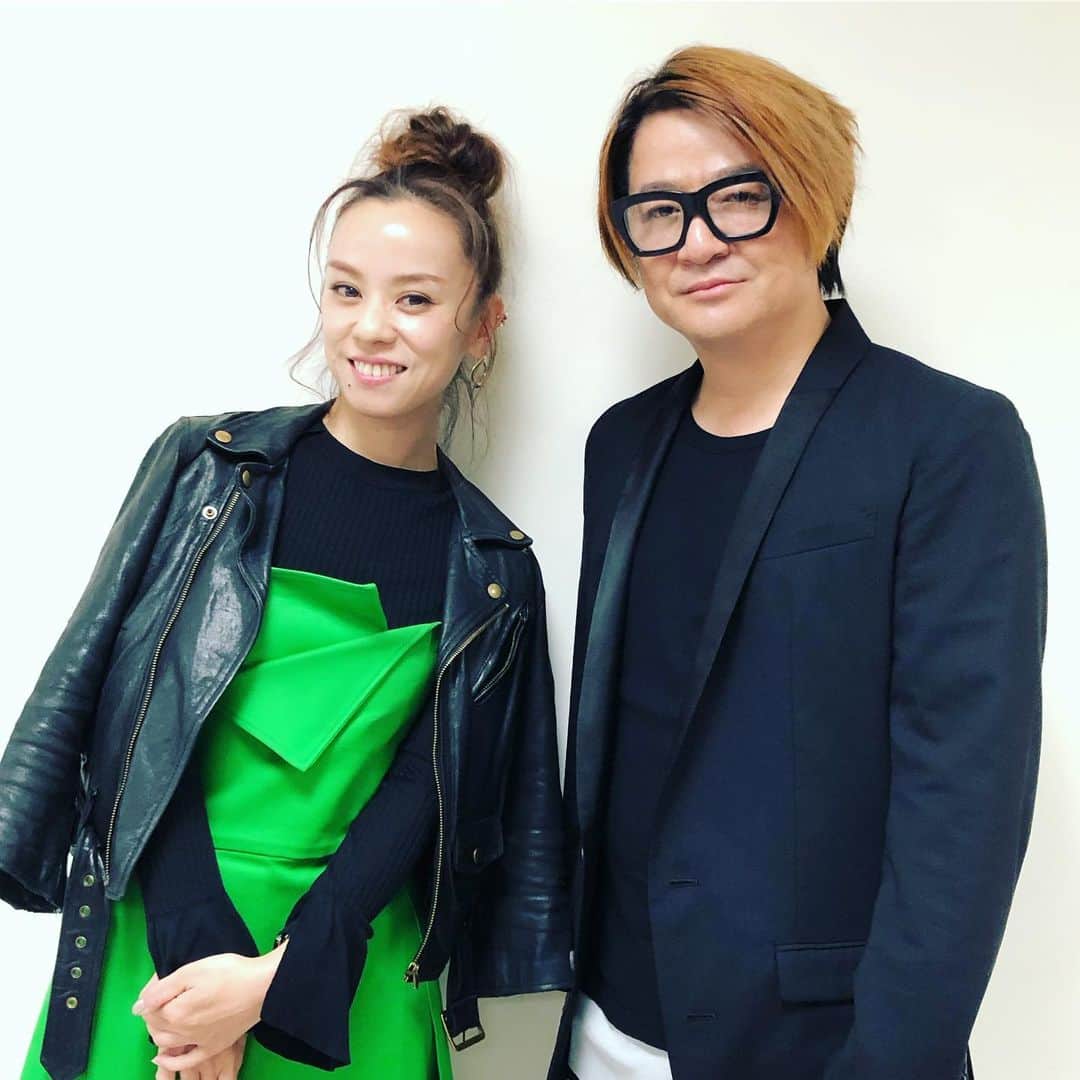 azumiのインスタグラム：「昨夜はNHK-FM「今日は一日“GLAY”三昧」に出演させていただきました。TERUさんの格言たくさん聞けました。ありがとうございました😊 GLAY ニューアルバム『NO DEMOCRACY』に収録されている「氷の翼」でコーラス参加しています！聴いてね！ #GLAY #GLAY三昧 #wyolica #ワイヨリカ #azumi」