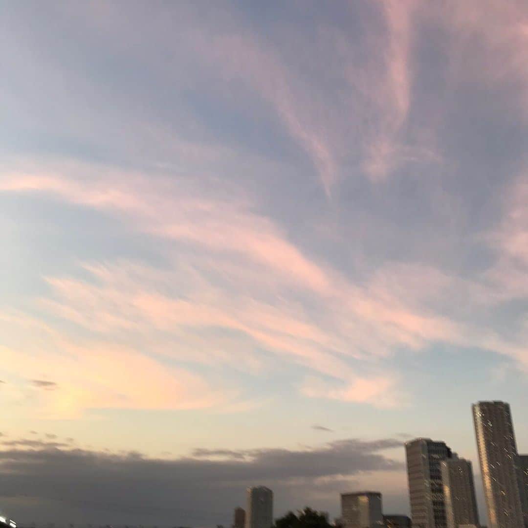 のインスタグラム：「この空、いい色してんのよ〜」