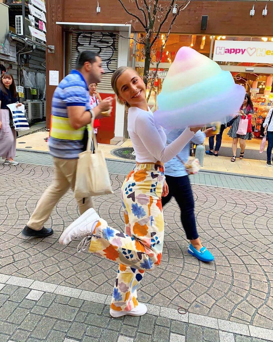 TOTTI CANDY FACTORYのインスタグラム：「🧚🏻‍♀️🍭 Thank you for coming! ご来店ありがとうございます😘 Photo by: @morganbarnessss  #repost  #totticandy  #totticandyfactory  #rainbowcottoncandy #tokyo #harajuku #instagood」