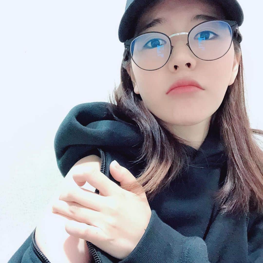 サニー のインスタグラム：「아 나는 독감 주사를 맞기 위해 아침부터 이 팔뚝이 열리는 옷을 입고 나왔나부다..... #아프다 #독감보단덜아프겠지 #독감예방접종맞았어요 #회사복지짱 #사랑해요에셈」