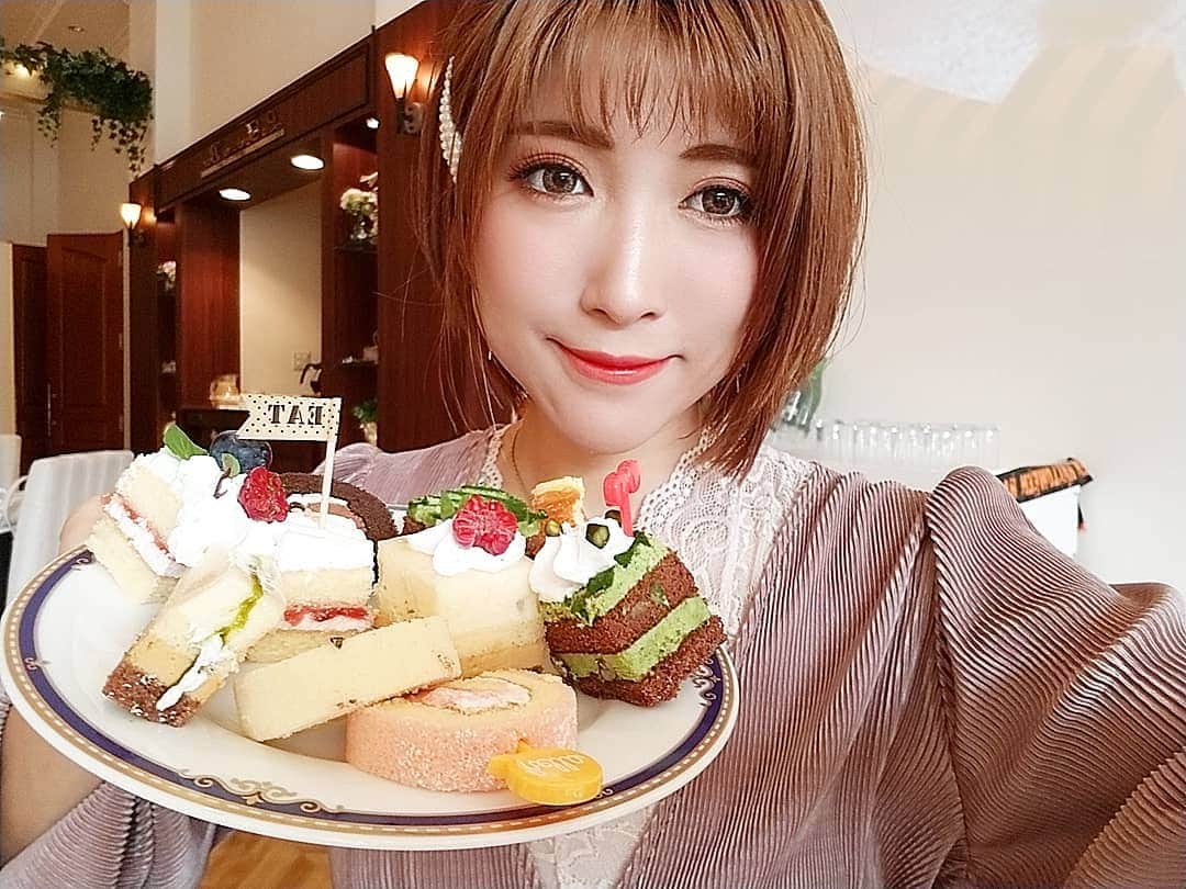 石関友梨のインスタグラム：「「告白」動画、ご覧いただきありがとうございます(>_<)！親友たちと楽しくスイーツビュッフェを食べに行ってきました！彼女たちは一生の宝物であります🍬  動画の反響が凄くて沢山のコメントをゆっくり読ませて頂いてます  同じ境遇、そして私以上にお辛い経験の方、さらに自分自身がご病気になられてしまってる方など、壮絶なお話をしてくれて、この思いを理解してくれて驚きと共に人間の弱さ、強さを知りました。読んでてまた涙ポロポロ…いや、ボロボロです  大切なお話しをしてくれてありがとう🎀  ほとんどのメッセージの最後に「これからも応援します」「応援してて良かった」この言葉ヤバいです…超ハイパーパワーワード！！超嬉しすぎて、超お腹が空きましたw  1つ1つ厚みと重みのある気持ちのこもったメッセージ本当にありがとうございます🎀本当ならばお返事お返ししないとなのですが、この場でのお返事になってしまいごめんなさい  長丁場なのに皆さん親身になってお付き合いいただき私はなんて幸せ者なんだとおもいました  今回「人に頼る勇気」を手に入れた私ですが、まだまだ足りない物がいっぱいあります  応援してくれる皆様と一緒に困難をも乗り越えて益々成長していきたいです✨皆様が私の力になってるのは間違いなく、私も皆様の力になりたい！  持ちつ持たれずな関係を作っていけたらなと今後の目指すところです(⁎˃ᴗ˂⁎) また話長くなっちゃったww  これからまた、いつも通り？今まで通りのYouTube動画になります、皆様に楽しんでいただけるよう頑張りますので、また改めてよろしくお願いします(*º▿º*) 皆様の貴重な経験談が私だけでなく 他の皆様へも響くものだと思います、皆様へのお役にたつこともお祈り申し上げます  P.S 昨年風邪ひいて激痩せしたのは本当の話。感染、悪化したのはストレスが原因だったかもしれないけど。哀れみで感じないで欲しいところです(^ ^)ご心配かけました」