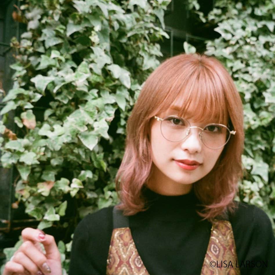 Zoff Officialのインスタグラム：「Zoff meets LISA LARSON/ ZO192018_44E1 Model @nagichan4 インパクトのある柄物のワンピースには、顔なじみのいい細身のラウンドメガネを合わせて。 引き締め効果もあるメタルフレームは、さらりとかけるだけで今年風な目元に。 #Zoff #FASHION #eyewearstyle #メガネ #ゾフ女子 #Zoffコーデ #渋谷  #グランド東京渋谷 #渋谷マークシティ」