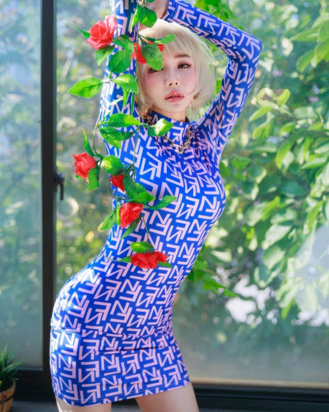 Han Ga Eunさんのインスタグラム写真 - (Han Ga EunInstagram)「I like blue💙 . . Photo @songpangman Makeup @makeup_soukhyun」10月23日 14時34分 - gaeungbebe