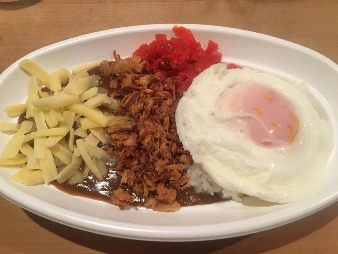 長谷川ヨシテルさんのインスタグラム写真 - (長谷川ヨシテルInstagram)「‪ランチはカレー🍛！‬ ・ ‪ARASHIさんの活動休止発表の日に芸人引退を発表して、 Yahooコメント民から「お前誰だよ！」と大人気だった、 熊谷高校の同級生で元相方の内田が、恵比寿のバーで水曜の昼間にカレー屋を始めました！‬ ・ ‪近くの方は行ってあげてね〜‬ ‪美味いよ〜‬ ・ ‪■おうちだカレー‬ ‪渋谷区恵比寿西2-14-10‬ ・ ・ #カレー #ワンコインランチ  #恵比寿 #代官山  #あかいらか #バッドナイス」10月23日 14時42分 - yoshiteru_hsgw