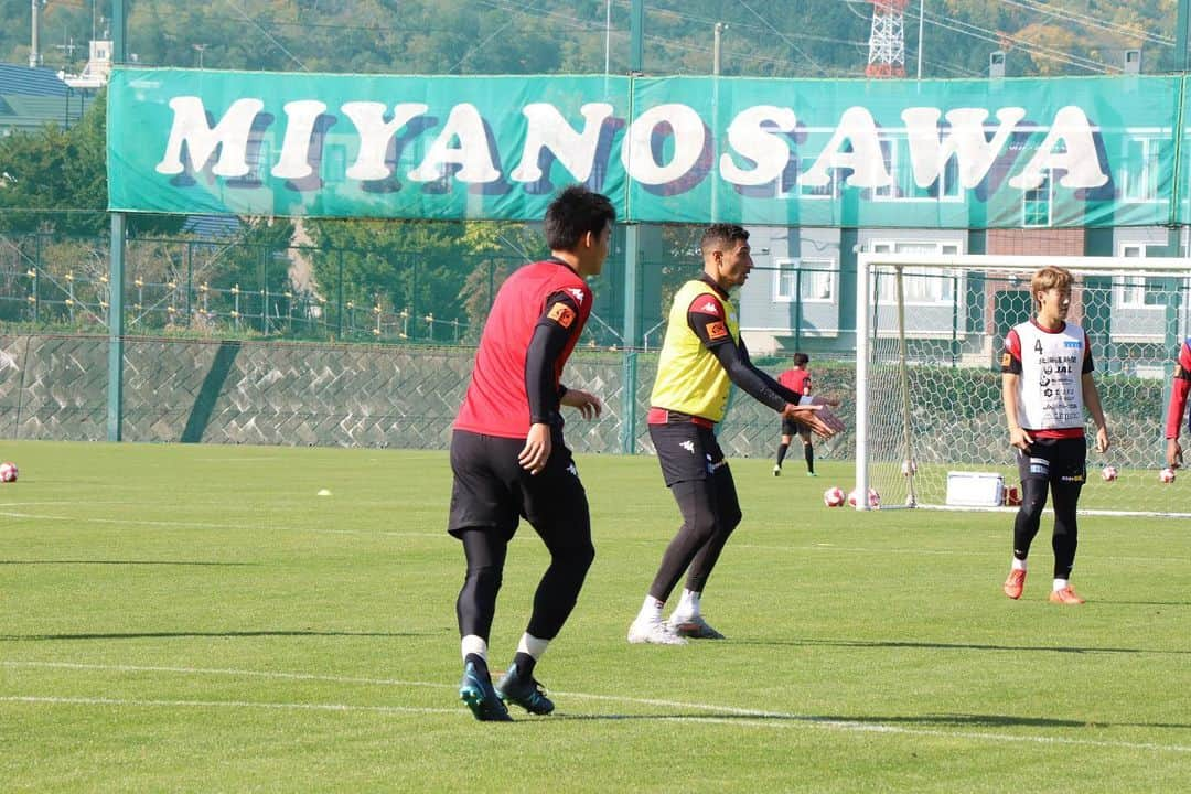 ジェイ・ボスロイドさんのインスタグラム写真 - (ジェイ・ボスロイドInstagram)「Great to be back in training. Biggest game in the clubs history, this week is all about focus and concentrating on the details because that’s what wins you games. Winning trophies puts your name in the history books🙏🏽🙏🏽 #consadole#team#together#win#belief#determination#striveforgreatness#blessed#hardwork#dedication#soccer#football#training#japan#jleague#adidas#adidastokyo」10月23日 14時53分 - jaybothroyd