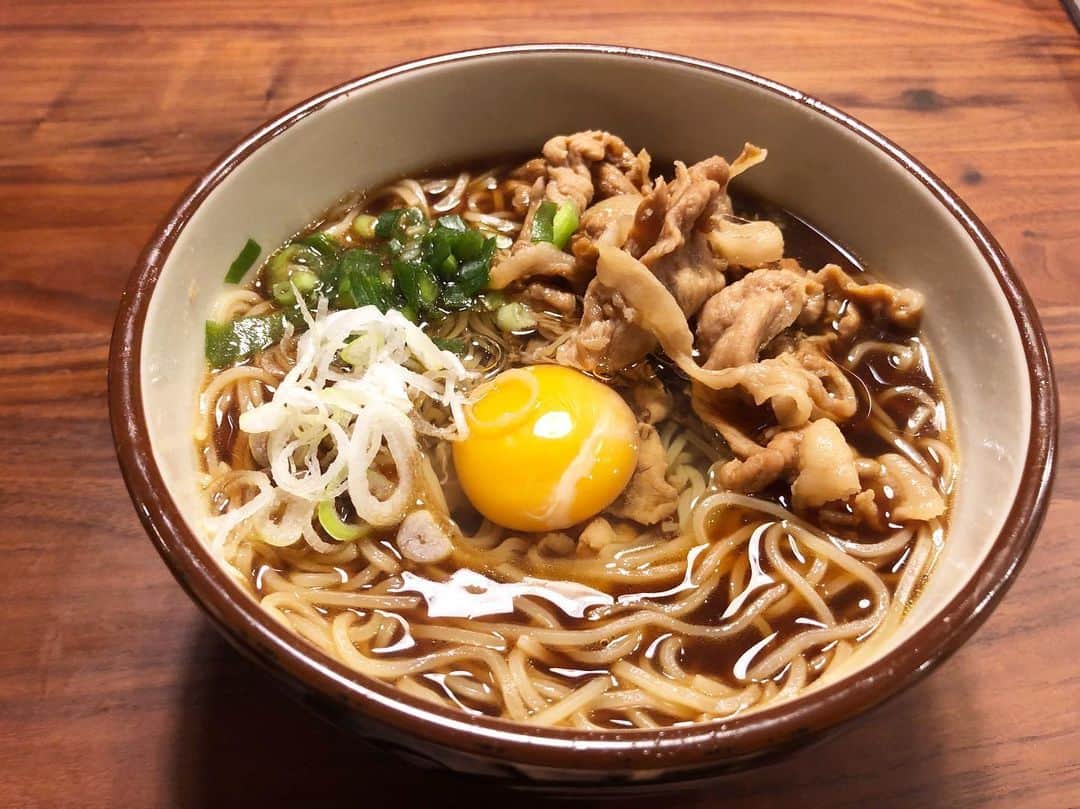 のインスタグラム：「我ながら良くやるな、と思う自作肉炊き徳島ラーメン（春陽軒）🍜 そんなこんなで今日は15時からFM YOKOHAMA「Tresen」！ Abema TV「ライムスター宇多丸の水曜The Night」はお休みです。  #drmcrew #boyee #ドリーム開発 #ワツグー #サイプレス上野 #サ上 #サイプレス上野とロベルト吉野 #フリースタイルダンジョン #とれせん #流派r #ライムスター宇多丸の水曜THENIGHT」