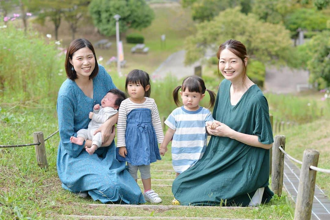 井上香織さんのインスタグラム写真 - (井上香織Instagram)「2019.10.23 ・ すこーし前に🌸コスモスの丘🌸で撮影してもらいました😌 @junkotakahashi0430 潤ちゃん家族と一緒に😍 ・ 親しか笑ってない。。。 それも良い思い出♡〃 ・ #コスモスの丘 #仲良し家族 #見事に4人とも青系ワンピース #秋なのに汗だく」10月23日 14時58分 - kaorin888