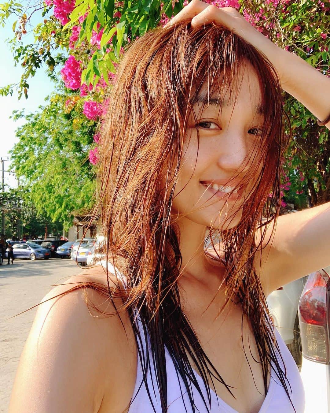 神田咲実さんのインスタグラム写真 - (神田咲実Instagram)「スタイリング剤は 海水です🌊笑 * 南国で、海に入った後の バサバサな髪好きなんだよなぁ🧡」10月23日 14時59分 - sakimikanda
