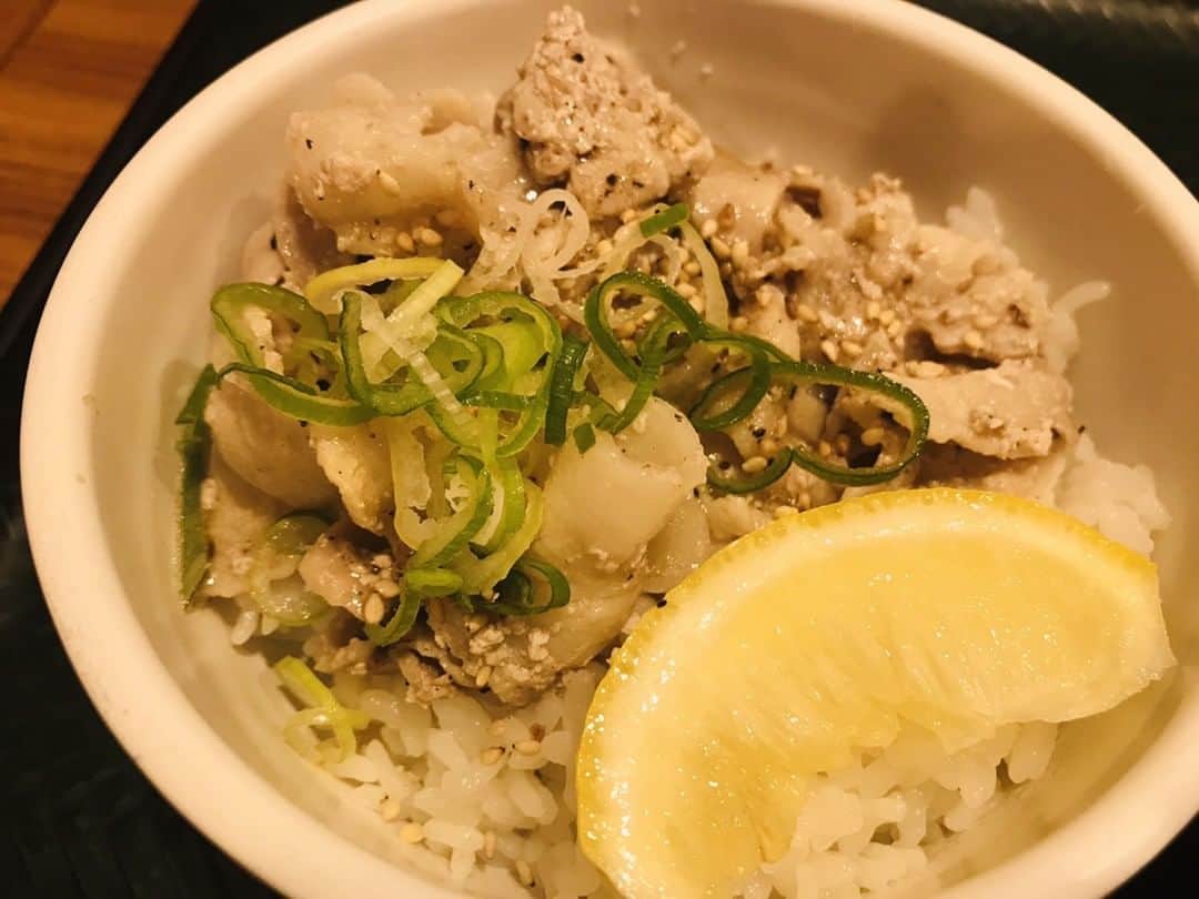 はなまるうどんのインスタグラム：「#塩豚 がこの秋、美味しさUPしました👏🏻👏🏻👏🏻👏🏻✨ #塩豚丼 を食べてみましたが、美味しいですね～😍⭐ そしてお店に行くと、ついつい #ミニ丼セット を頼んでしまいます😎✨とても満足いくボリュームですよ😍⭐ #はなまるうどん #塩豚丼」