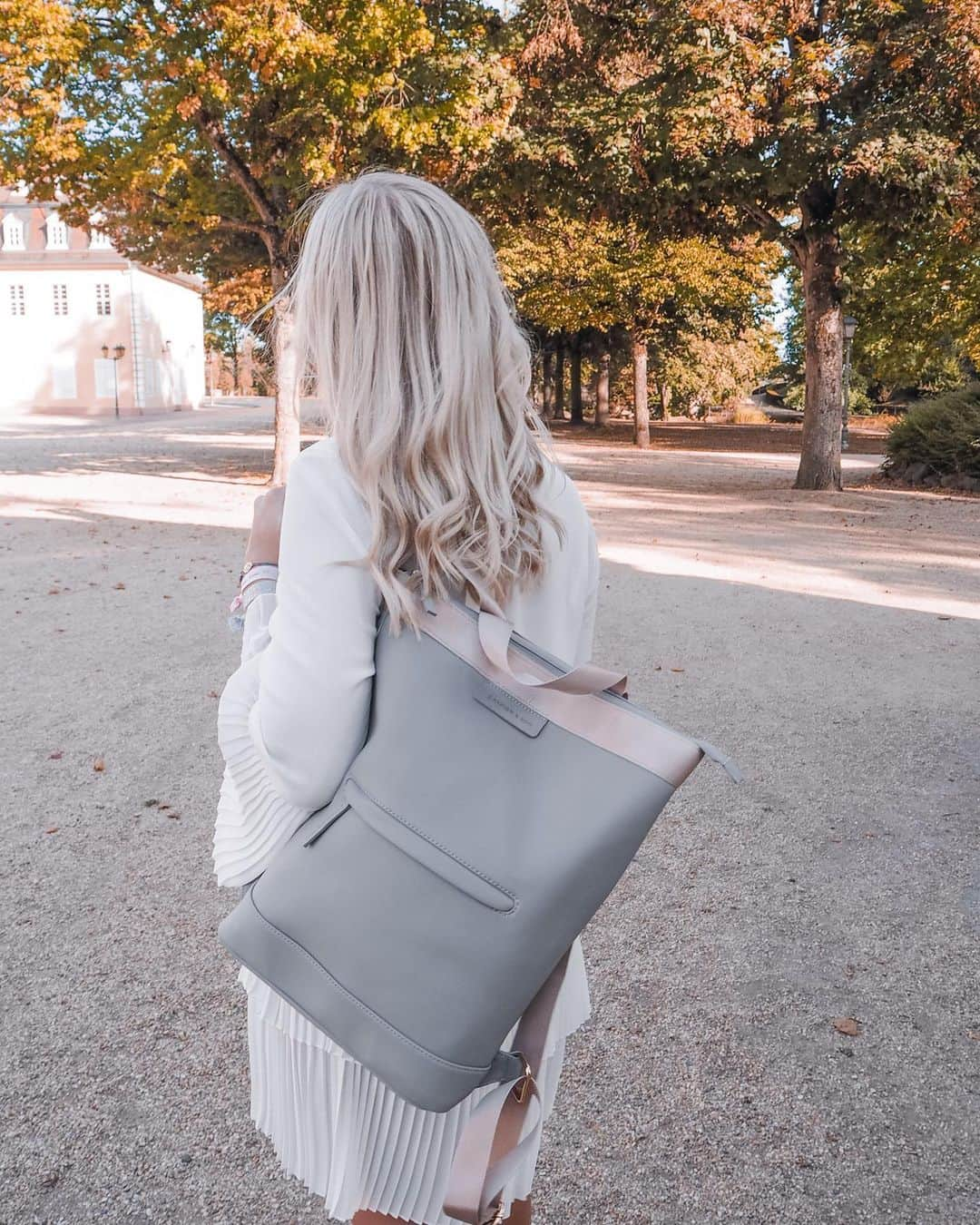 Kapten & Sonさんのインスタグラム写真 - (Kapten & SonInstagram)「'Smile, it’s wonderful wednesday!' ✨ Happy humpday, Kaptens! ☺️ @kimdanax_ wears our beautiful Umea Sand Grey! 💫 #bekapten #kaptenandson⠀ .⠀ .⠀ .⠀ #backpack #autumn #autumnvibes #fall #autumnoutfit #outfitinspo #ootdfash #fashionlover」10月23日 15時09分 - kaptenandson