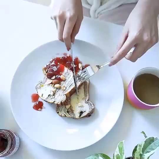 オルフェス（ALFACE+）のインスタグラム：「お出かけ前のモーニングルーティン🌞﻿ ﻿ 朝にしっかり保湿することで﻿ 1日のメイク持ちも変わります💄﻿ 密着力抜群のオルフェスなら﻿ 着けたまま朝の支度ができるので﻿ 忙しいあなたにもおすすめ🙆‍♀️﻿ ﻿ オルフェスのある日常を✨﻿ ﻿ #morningroutine﻿ #モーニングルーティン﻿ #フェイスマスク﻿ #スキンケア﻿ #オルフェス」