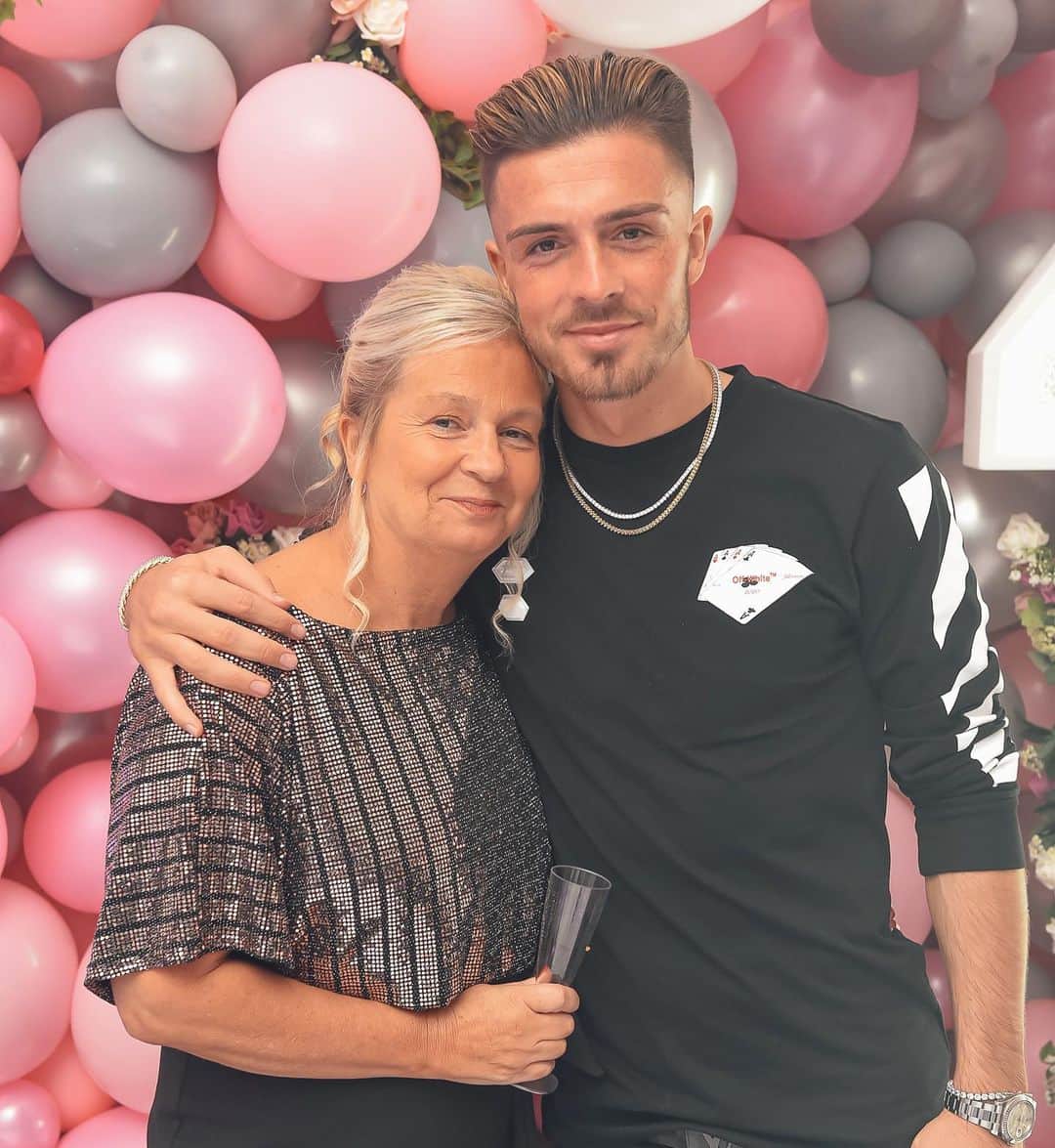 ジャック・グリーリッシュのインスタグラム：「Happy birthday mum! Thankyou for everything ❤️」