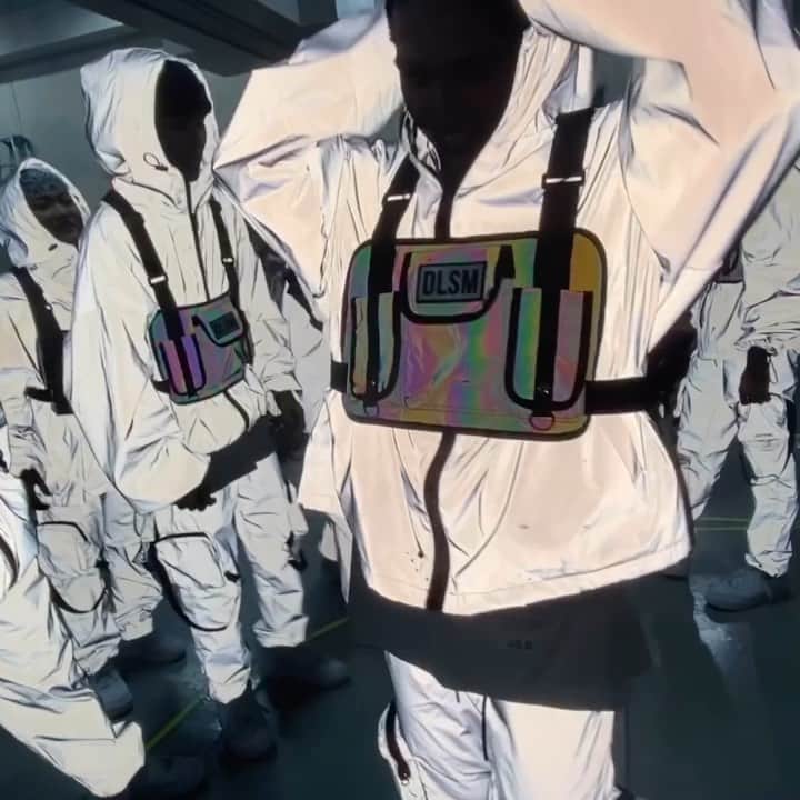 のインスタグラム：「us 3min before hop on stage🤣🤣🤣🤣🤣🤣 #RIEHATATOKYO あ〜笑ったwwwwww 👽👽👽👽👽👽👽👽👽👽👽👽 🎥: @riehata」