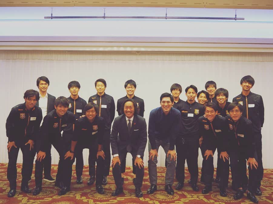 石川直宏さんのインスタグラム写真 - (石川直宏Instagram)「2019JPFA(日本プロサッカー選手会)勉強会 〜OB交流会〜 in 八戸 . ファジアーノ岡山に続き、先週はヴァンラーレ八戸の選手の皆さんにOB講師として話をさせていただきました🤝 今回は同世代の憧れ・千代反田さん(現アサヒビール)と♪ . 自分を知る事の大切さ。 . そして、受け入れる為の器をオンザピッチで作り、彩りをオフザピッチで加えていく事。 . 心を込めて生きるから 心が変わり、 心を込めて語るから 相手の心に伝わり、 心を込めて行うから 皆が感動してくれる。 . 情熱を持って真実に生きる姿勢の中で、今を出し切って欲しいと思います。そんな今が必ずこの先に繋がる。 . 終了後はスタッフと反省会🤝 地元の旬の魚介類や日本酒を堪能🐟🍶 . しかも居合わせたお客さんの皆さんが自分の事を知ってくれていてビックリ！ やはり特徴ある髪型は覚えてもらい易いのかな💇‍♂️⚽️ 笑。 . 貴重な機会をありがとうございました🙌 . #JPSA #日本プロサッカー選手会 #OB交流会 #勉強会 #ヴァンラーレ八戸 #八戸 #千代反田充 さん #東福岡高校 #史上最強 #同世代の憧れ #アサヒビール #御厨貴文 #石川直宏  #みろく横丁  #そろそろ #ヒメマス #帆立 #日本酒」10月24日 0時41分 - sgss.18