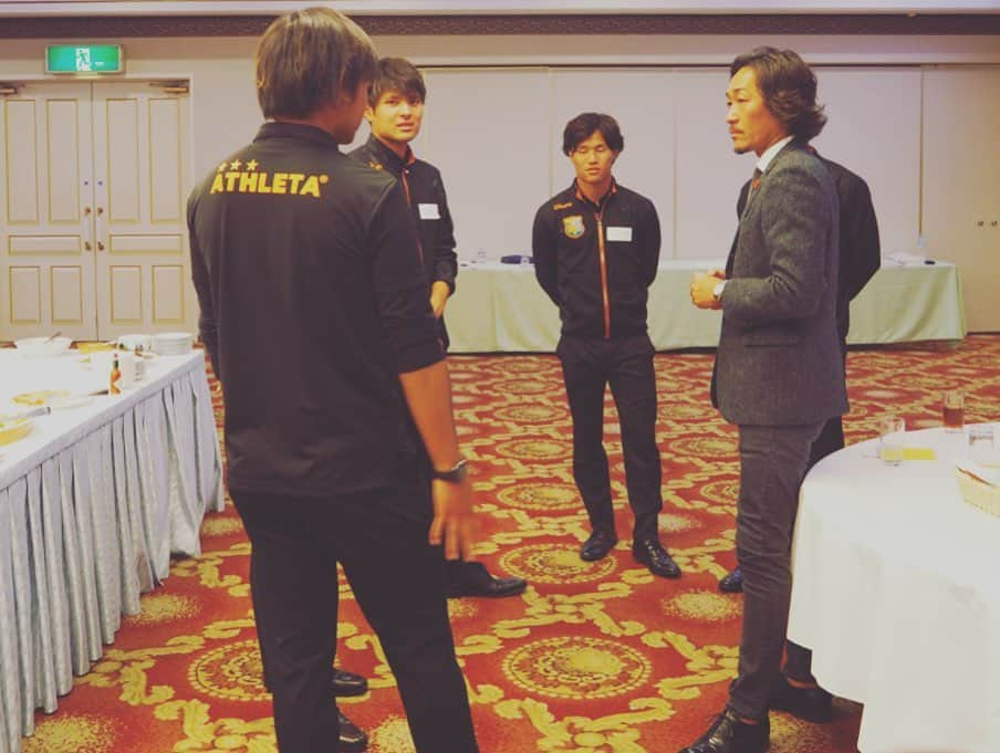 石川直宏さんのインスタグラム写真 - (石川直宏Instagram)「2019JPFA(日本プロサッカー選手会)勉強会 〜OB交流会〜 in 八戸 . ファジアーノ岡山に続き、先週はヴァンラーレ八戸の選手の皆さんにOB講師として話をさせていただきました🤝 今回は同世代の憧れ・千代反田さん(現アサヒビール)と♪ . 自分を知る事の大切さ。 . そして、受け入れる為の器をオンザピッチで作り、彩りをオフザピッチで加えていく事。 . 心を込めて生きるから 心が変わり、 心を込めて語るから 相手の心に伝わり、 心を込めて行うから 皆が感動してくれる。 . 情熱を持って真実に生きる姿勢の中で、今を出し切って欲しいと思います。そんな今が必ずこの先に繋がる。 . 終了後はスタッフと反省会🤝 地元の旬の魚介類や日本酒を堪能🐟🍶 . しかも居合わせたお客さんの皆さんが自分の事を知ってくれていてビックリ！ やはり特徴ある髪型は覚えてもらい易いのかな💇‍♂️⚽️ 笑。 . 貴重な機会をありがとうございました🙌 . #JPSA #日本プロサッカー選手会 #OB交流会 #勉強会 #ヴァンラーレ八戸 #八戸 #千代反田充 さん #東福岡高校 #史上最強 #同世代の憧れ #アサヒビール #御厨貴文 #石川直宏  #みろく横丁  #そろそろ #ヒメマス #帆立 #日本酒」10月24日 0時41分 - sgss.18