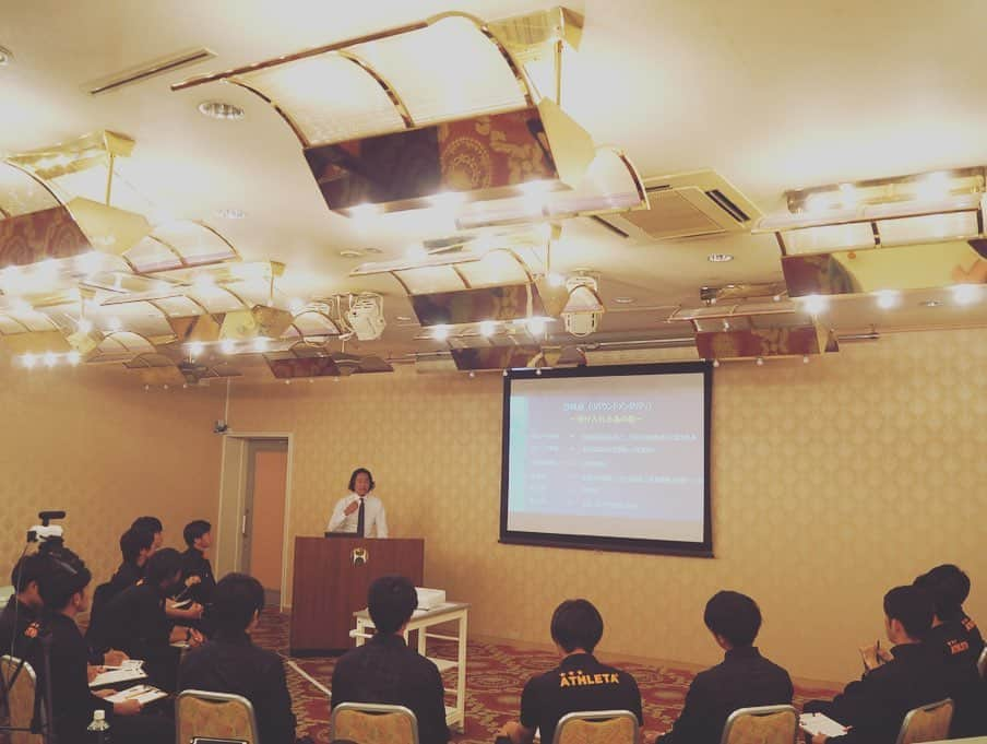 石川直宏さんのインスタグラム写真 - (石川直宏Instagram)「2019JPFA(日本プロサッカー選手会)勉強会 〜OB交流会〜 in 八戸 . ファジアーノ岡山に続き、先週はヴァンラーレ八戸の選手の皆さんにOB講師として話をさせていただきました🤝 今回は同世代の憧れ・千代反田さん(現アサヒビール)と♪ . 自分を知る事の大切さ。 . そして、受け入れる為の器をオンザピッチで作り、彩りをオフザピッチで加えていく事。 . 心を込めて生きるから 心が変わり、 心を込めて語るから 相手の心に伝わり、 心を込めて行うから 皆が感動してくれる。 . 情熱を持って真実に生きる姿勢の中で、今を出し切って欲しいと思います。そんな今が必ずこの先に繋がる。 . 終了後はスタッフと反省会🤝 地元の旬の魚介類や日本酒を堪能🐟🍶 . しかも居合わせたお客さんの皆さんが自分の事を知ってくれていてビックリ！ やはり特徴ある髪型は覚えてもらい易いのかな💇‍♂️⚽️ 笑。 . 貴重な機会をありがとうございました🙌 . #JPSA #日本プロサッカー選手会 #OB交流会 #勉強会 #ヴァンラーレ八戸 #八戸 #千代反田充 さん #東福岡高校 #史上最強 #同世代の憧れ #アサヒビール #御厨貴文 #石川直宏  #みろく横丁  #そろそろ #ヒメマス #帆立 #日本酒」10月24日 0時41分 - sgss.18